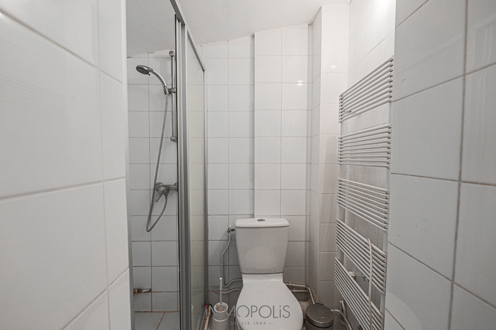 Abbesses véritable petite maison au calme sur cour 13