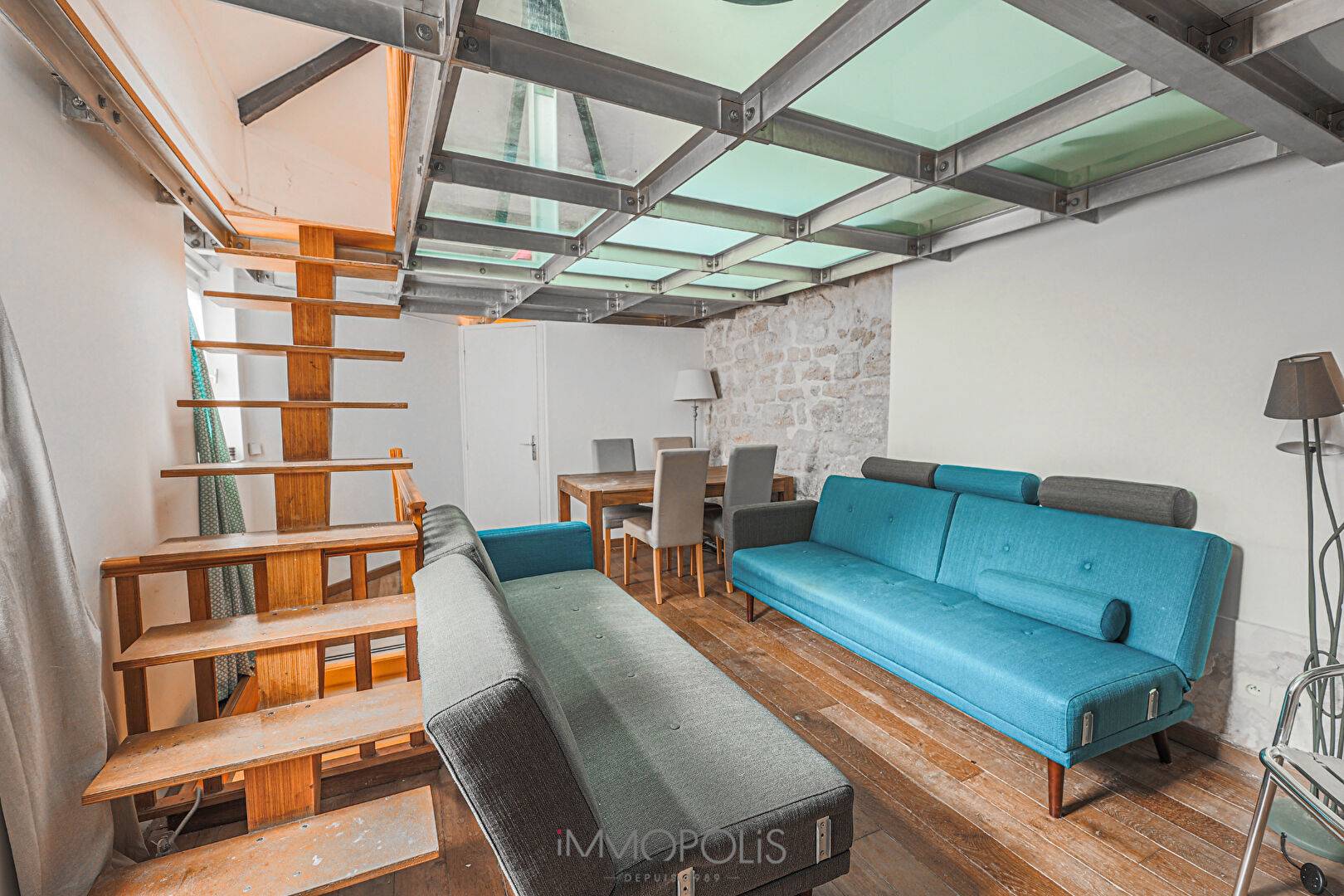 Abbesses véritable petite maison au calme sur cour 4
