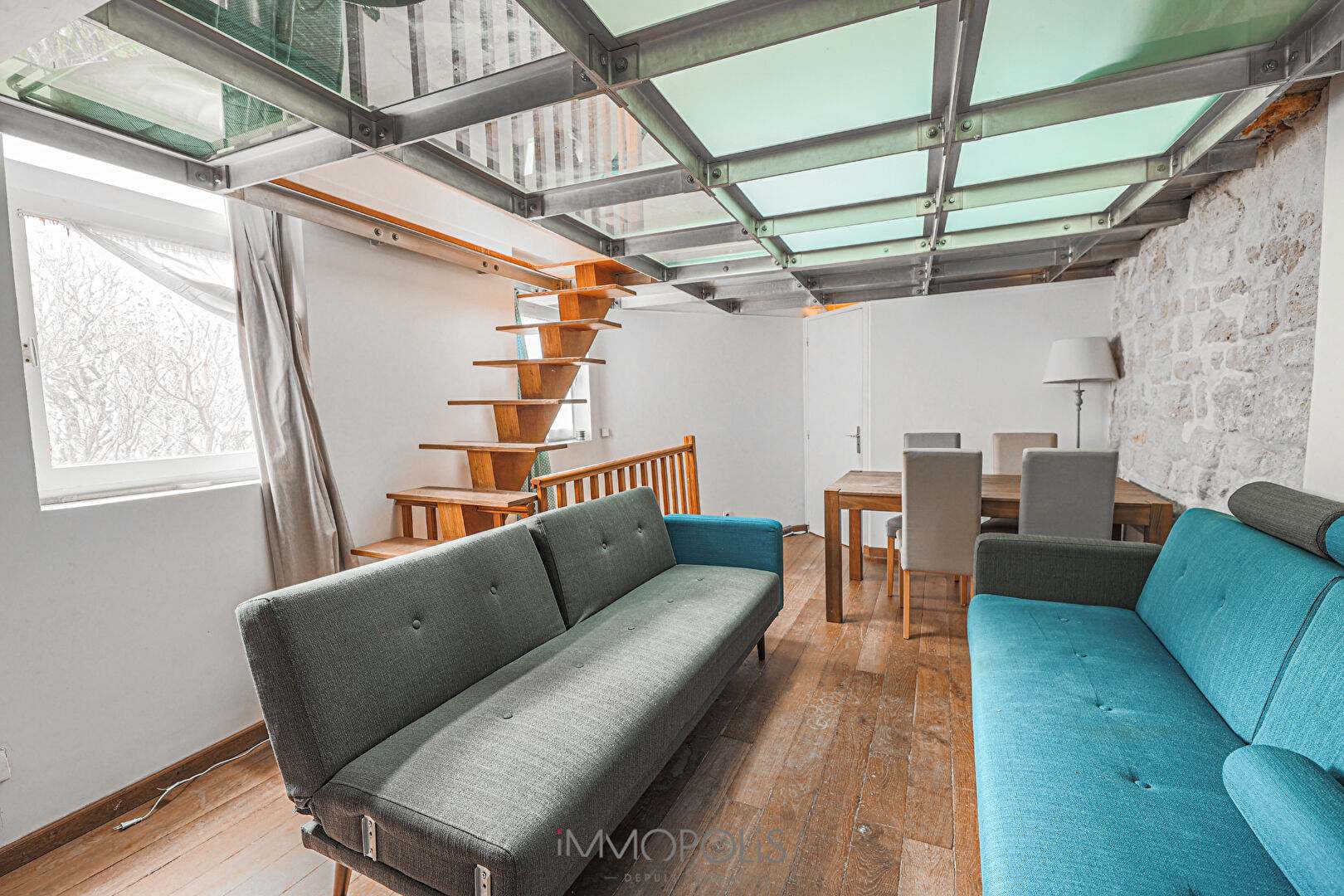 Abbesses véritable petite maison au calme sur cour 5