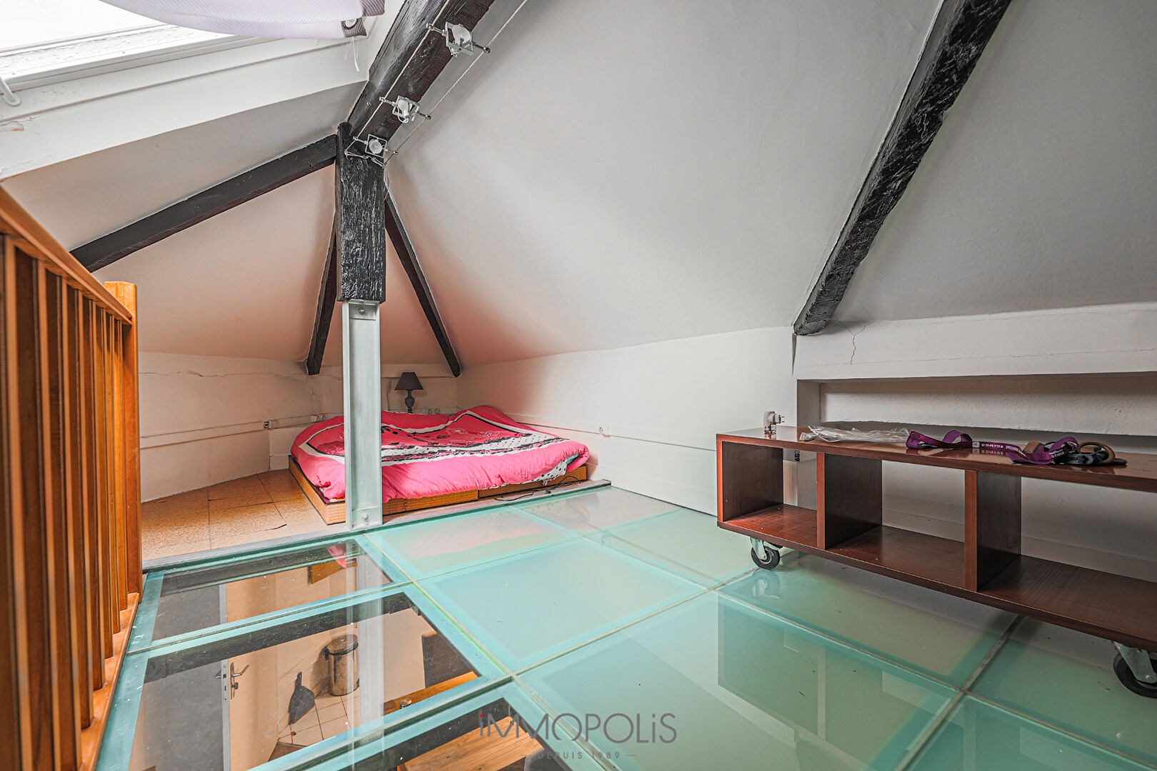 Abbesses véritable petite maison au calme sur cour 7