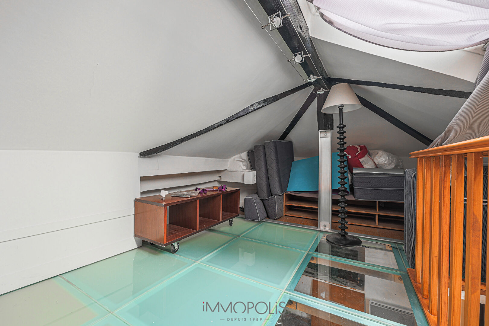 Abbesses véritable petite maison au calme sur cour 8