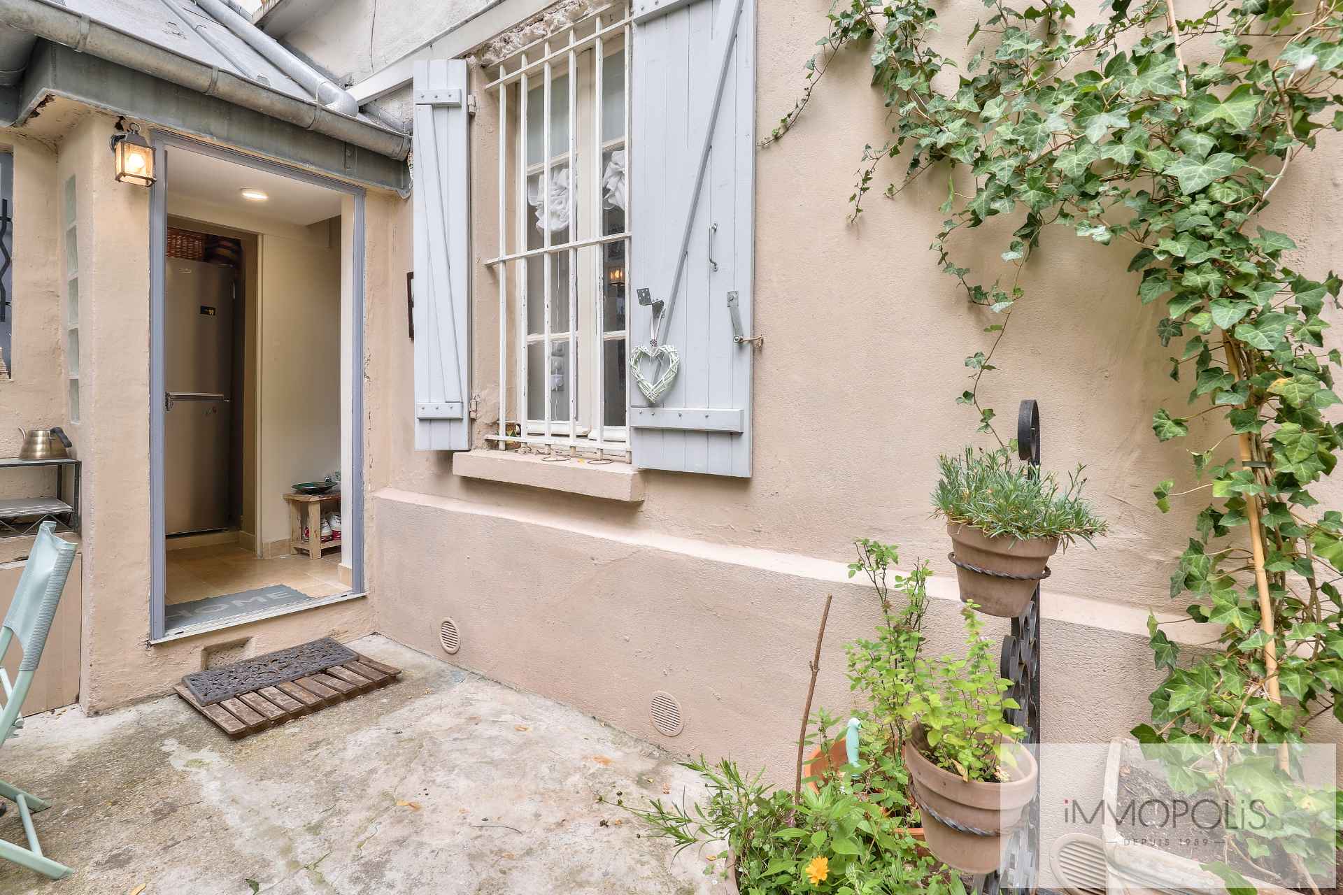 Montmartre, rue Gabrielle, magnificent 2 pieces entirely renovated with stones, bricks and exposed beams: like a house! 1
