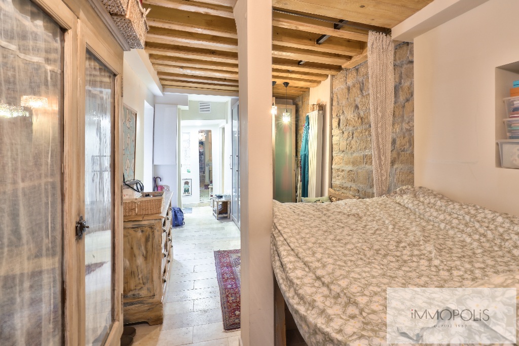 Montmartre, rue Gabrielle, magnificent 2 pieces entirely renovated with stones, bricks and exposed beams: like a house! 10