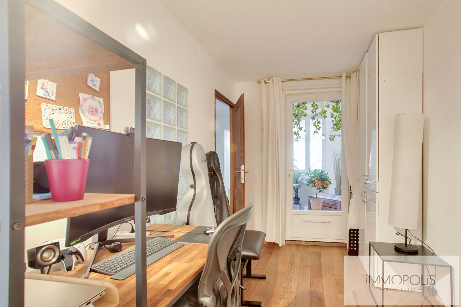 Three -room apartment in the heart of the abbesses 10
