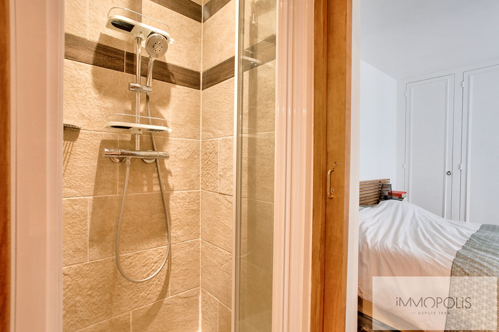 Three -room apartment in the heart of the abbesses 11