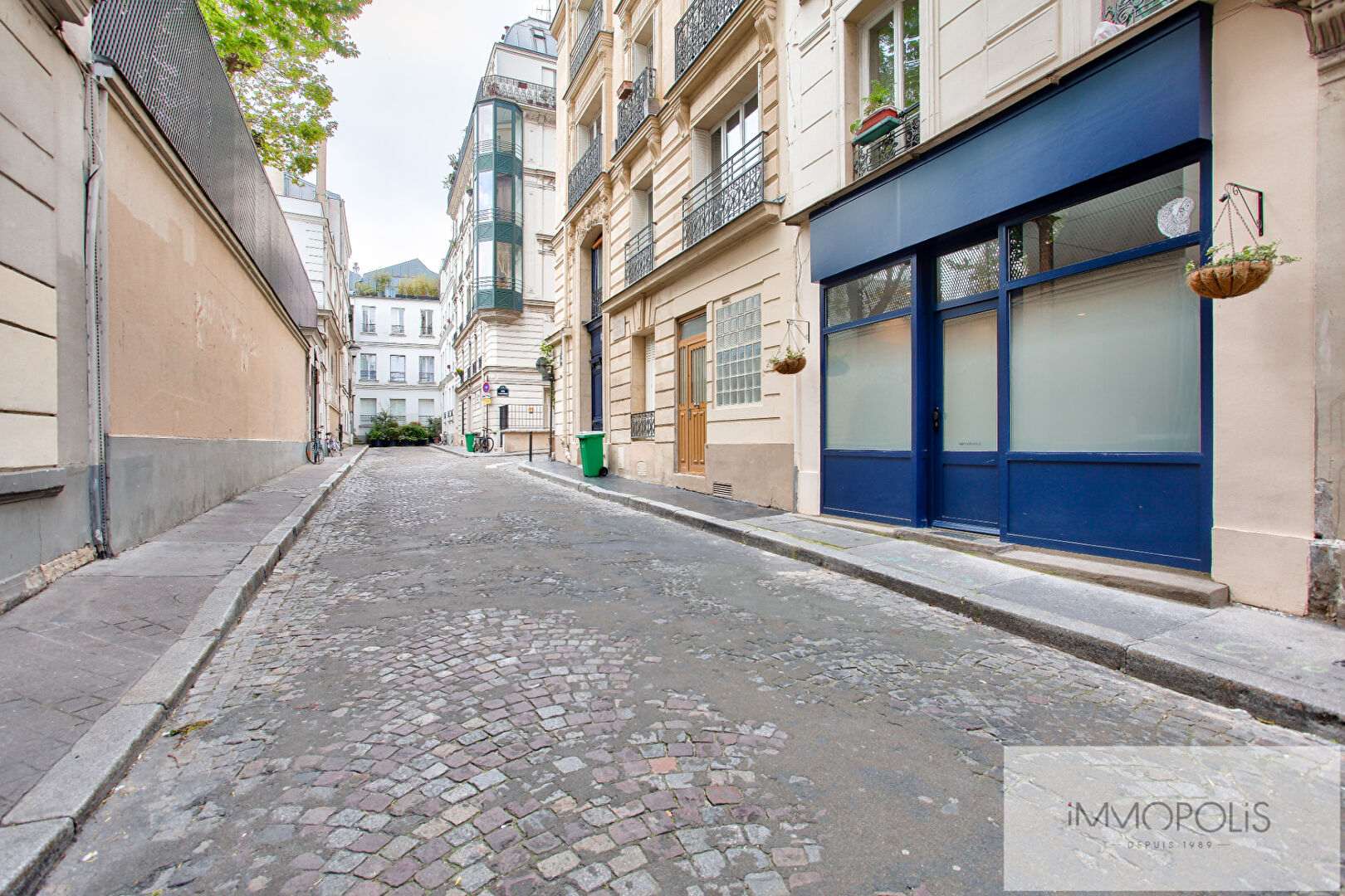 Three -room apartment in the heart of the abbesses 12