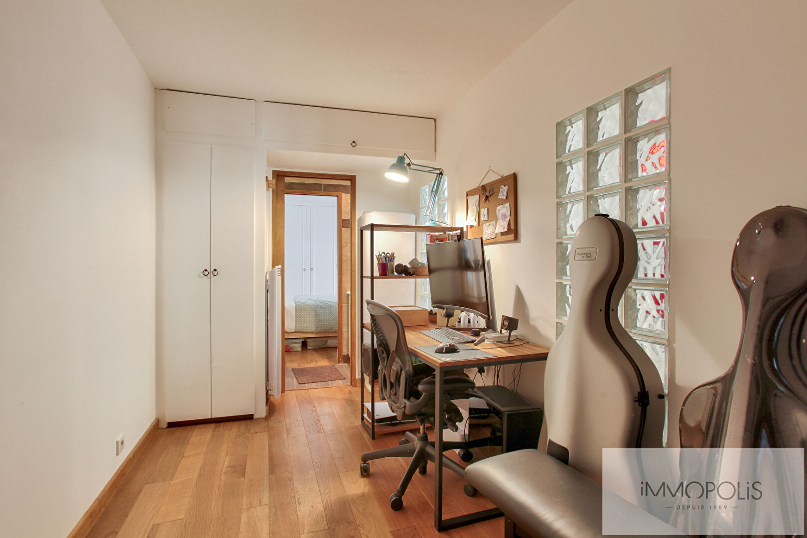 Three -room apartment in the heart of the abbesses 9