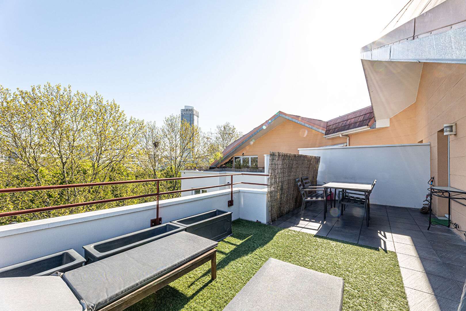 Appartement familial de 74 m² environs en dernier étage avec terrasse! 2