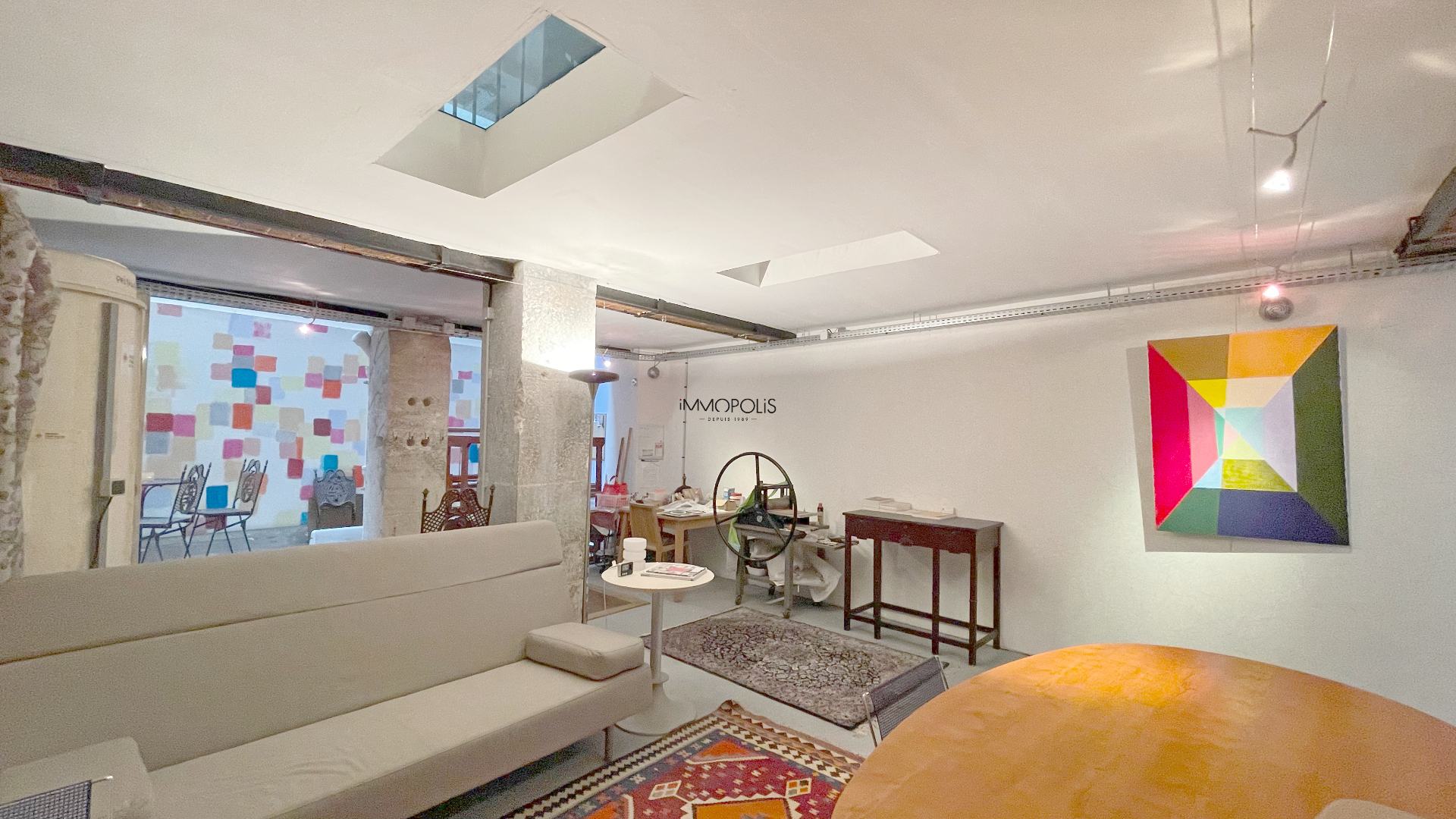 LOFT / ATELIER D’ARTISTE totalement atypique, en OPEN-SPACE sur trois niveaux avec DEUX VERRIÈRES donnant sur cour calme ! 1
