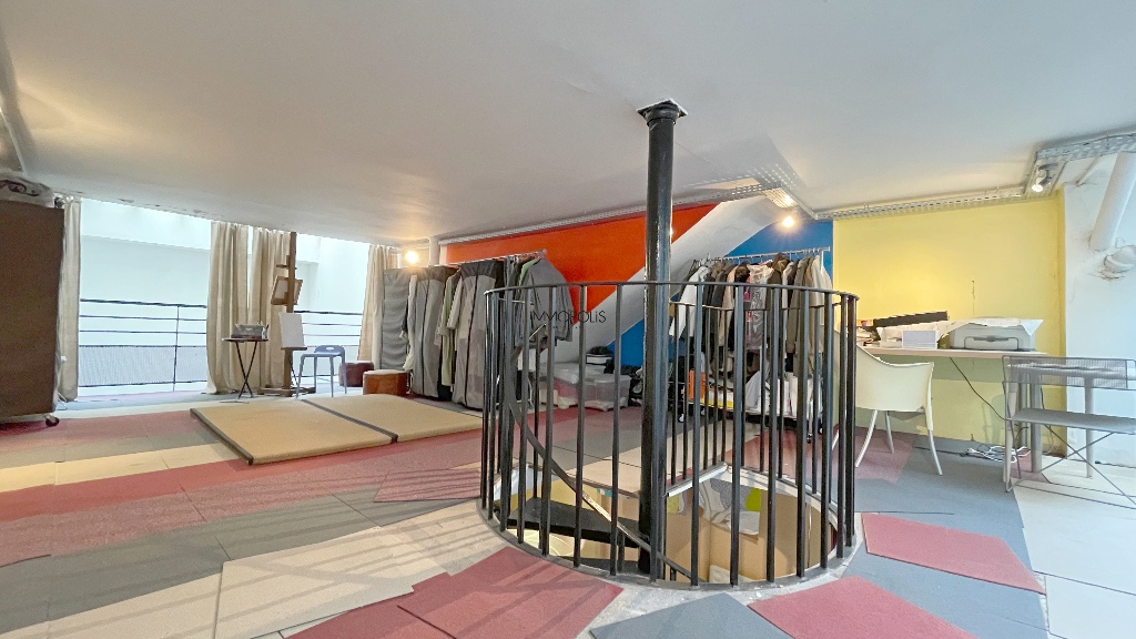 LOFT / ATELIER D’ARTISTE totalement atypique, en OPEN-SPACE sur trois niveaux avec DEUX VERRIÈRES donnant sur cour calme ! 10