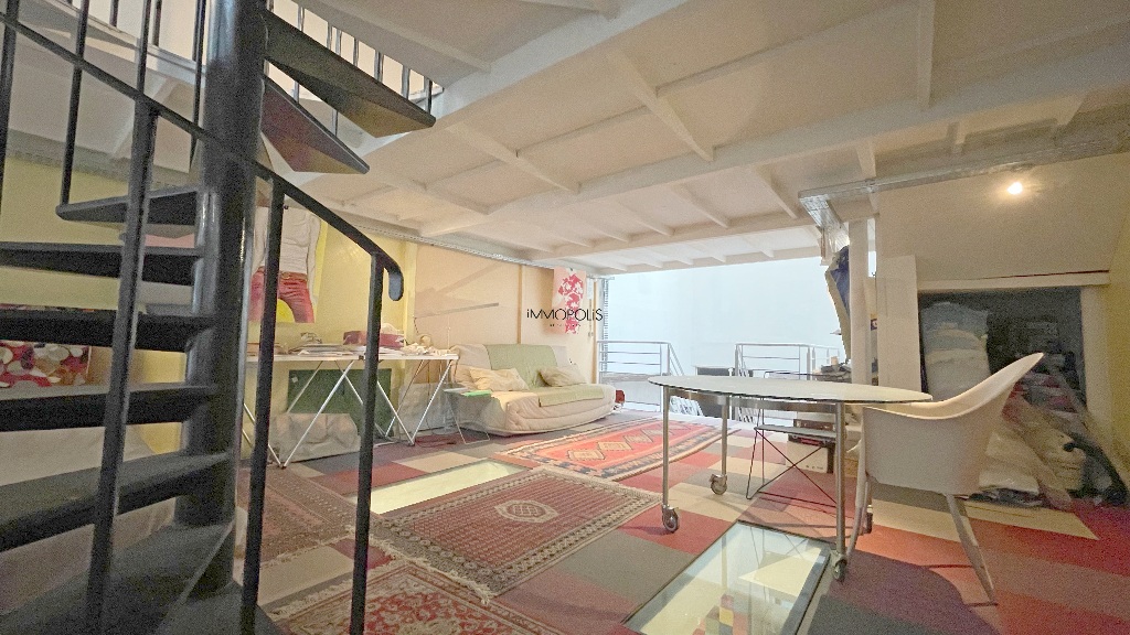 LOFT / ATELIER D’ARTISTE totalement atypique, en OPEN-SPACE sur trois niveaux avec DEUX VERRIÈRES donnant sur cour calme ! 11