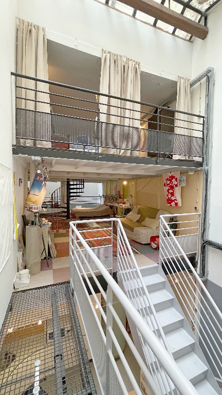LOFT / ATELIER D’ARTISTE totalement atypique, en OPEN-SPACE sur trois niveaux avec DEUX VERRIÈRES donnant sur cour calme ! 12