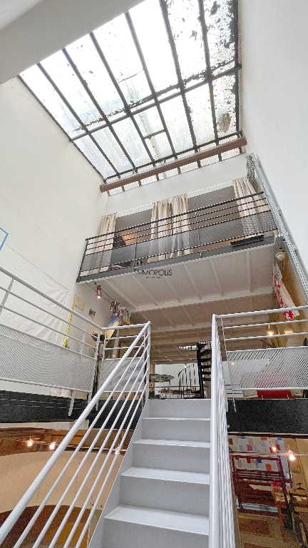 LOFT / ATELIER D’ARTISTE totalement atypique, en OPEN-SPACE sur trois niveaux avec DEUX VERRIÈRES donnant sur cour calme ! 13