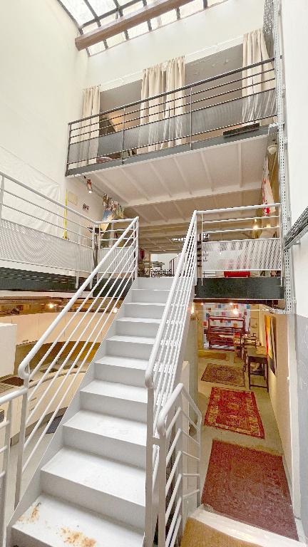LOFT / ATELIER D’ARTISTE totalement atypique, en OPEN-SPACE sur trois niveaux avec DEUX VERRIÈRES donnant sur cour calme ! 14