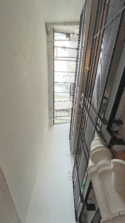 LOFT / ATELIER D’ARTISTE totalement atypique, en OPEN-SPACE sur trois niveaux avec DEUX VERRIÈRES donnant sur cour calme ! 15