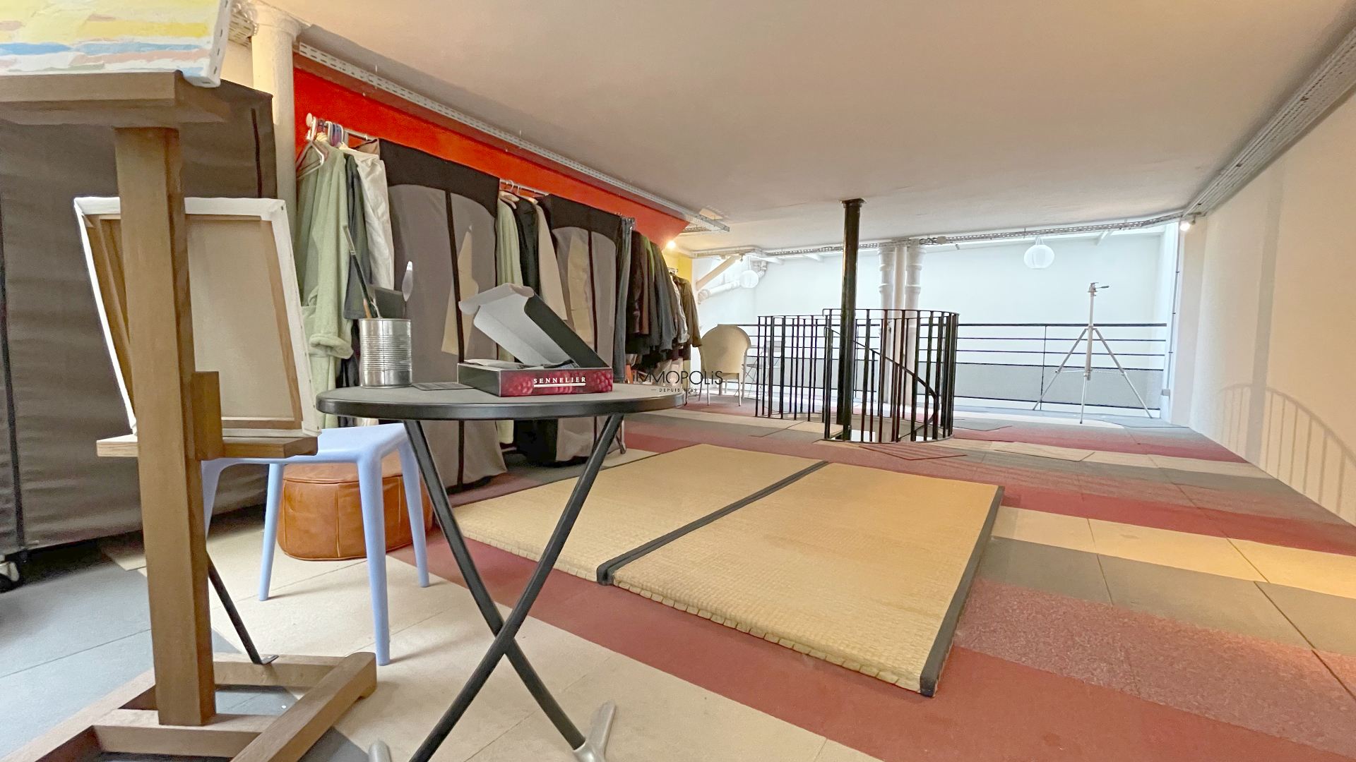 LOFT / ATELIER D’ARTISTE totalement atypique, en OPEN-SPACE sur trois niveaux avec DEUX VERRIÈRES donnant sur cour calme ! 6