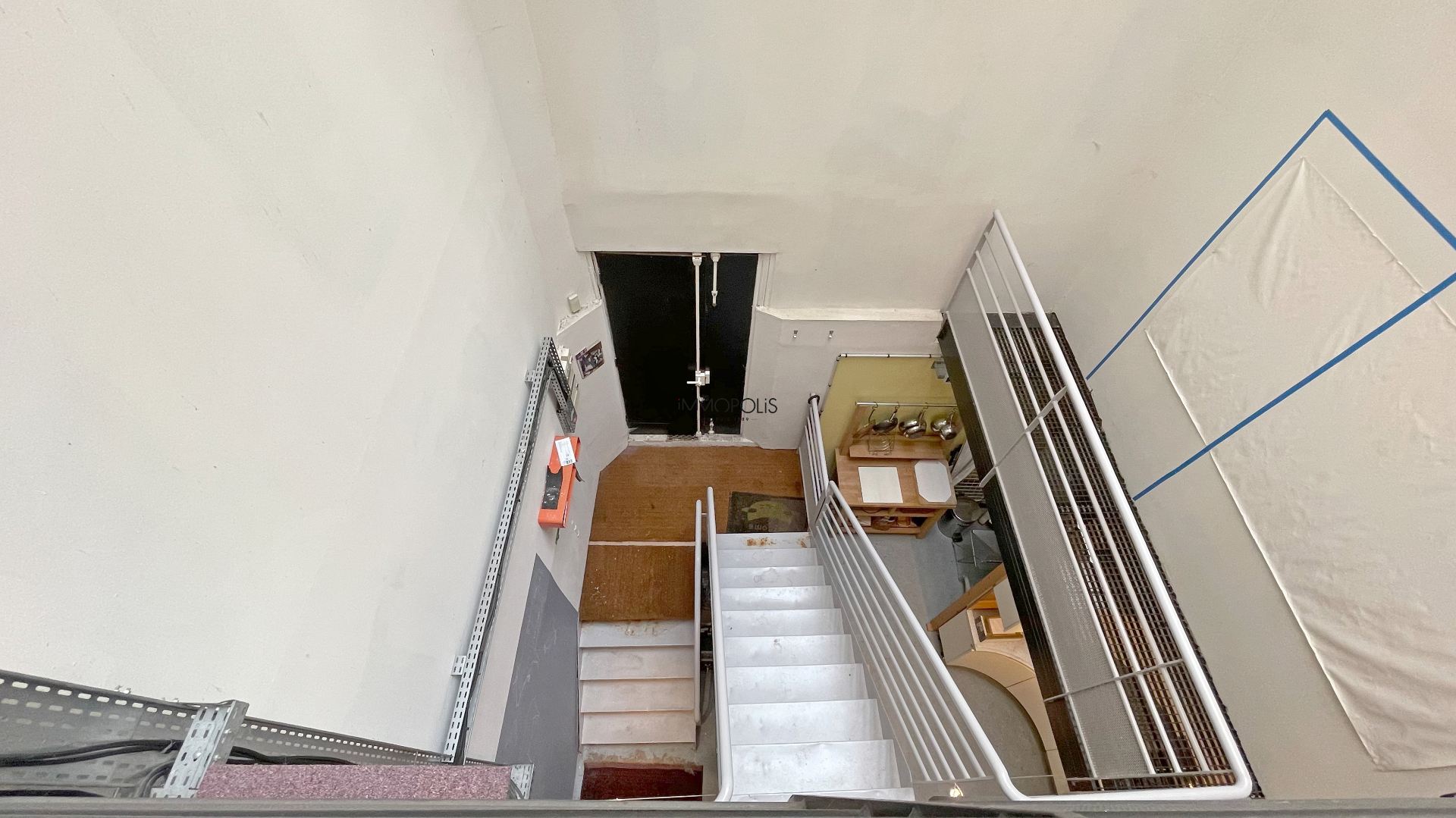 LOFT / ATELIER D’ARTISTE totalement atypique, en OPEN-SPACE sur trois niveaux avec DEUX VERRIÈRES donnant sur cour calme ! 7