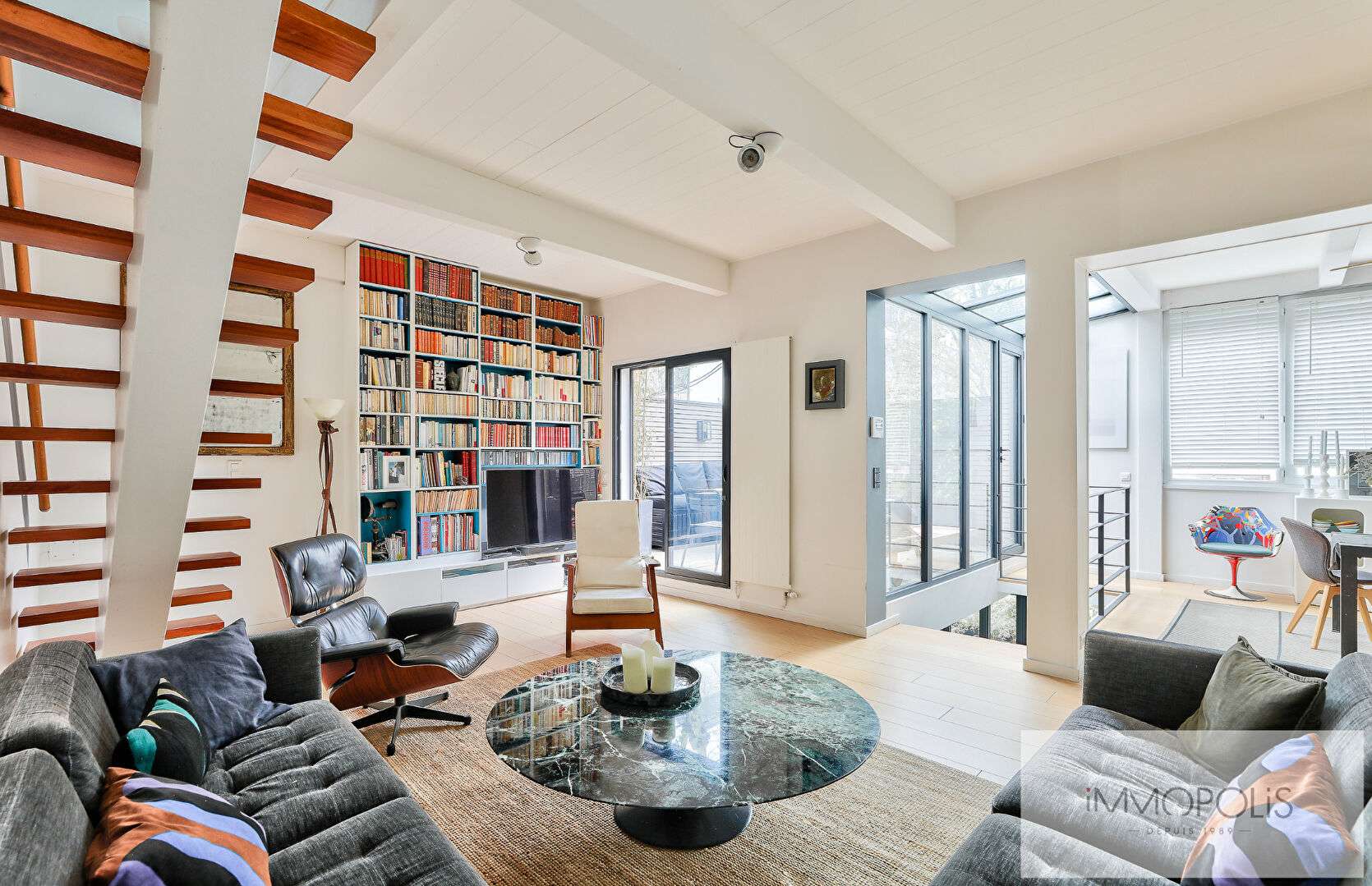 Off-Market: House with exceptional services in Saint Ouen sur Seine, 6 rooms, large reception, 1 interior courtyard and 1 terrace 1