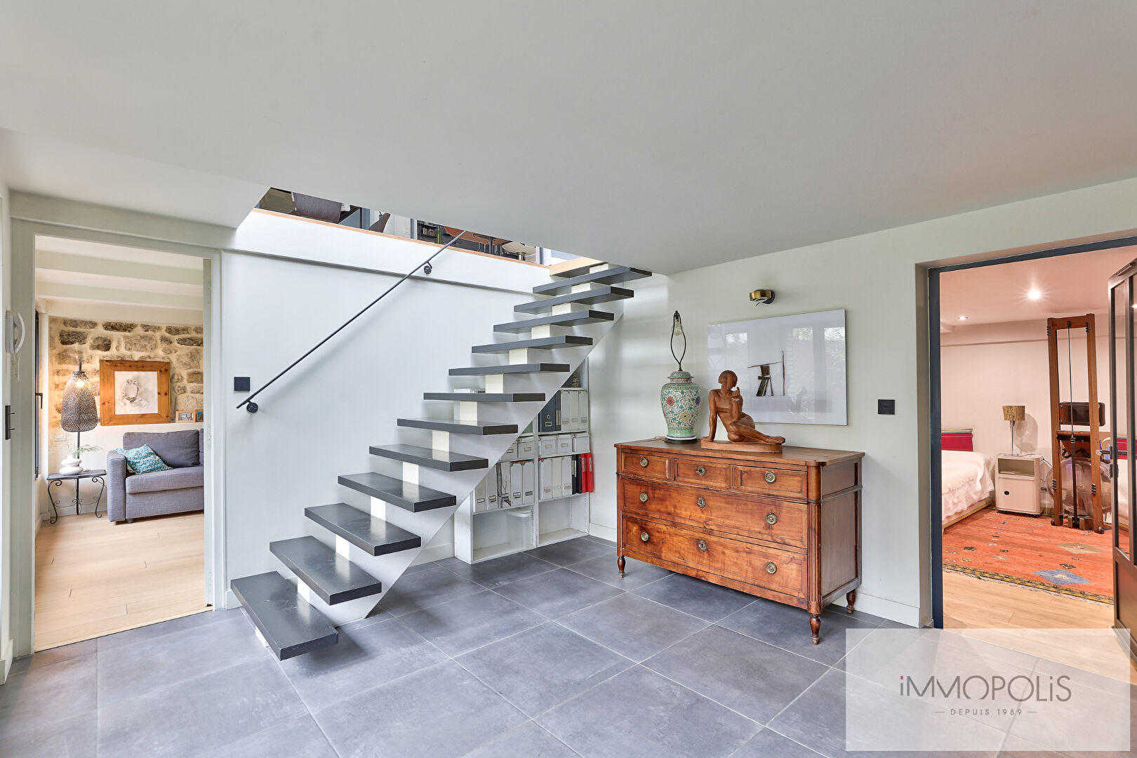 Off-Market: House with exceptional services in Saint Ouen sur Seine, 6 rooms, large reception, 1 interior courtyard and 1 terrace 10