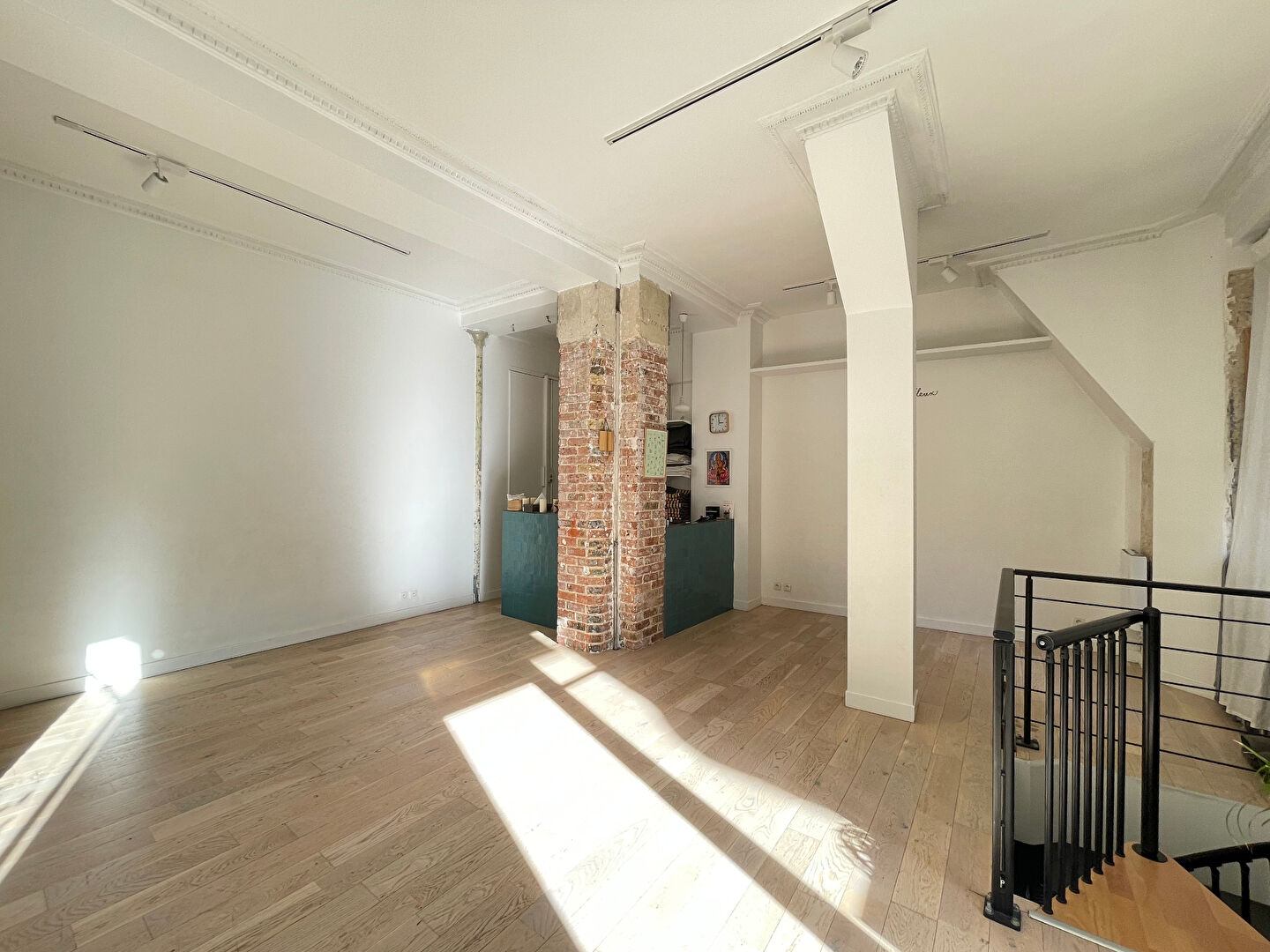 Cession of right to the lease of a magnificent corner shop in Montmartre – very low rent! 1