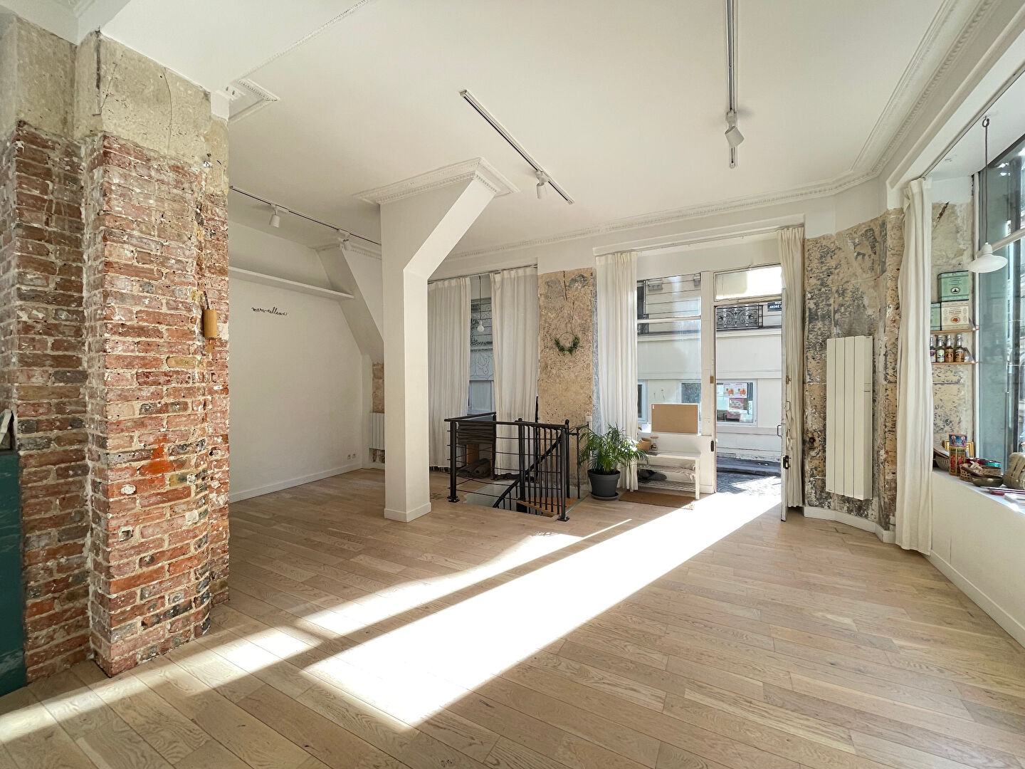 Cession of right to the lease of a magnificent corner shop in Montmartre – very low rent! 1
