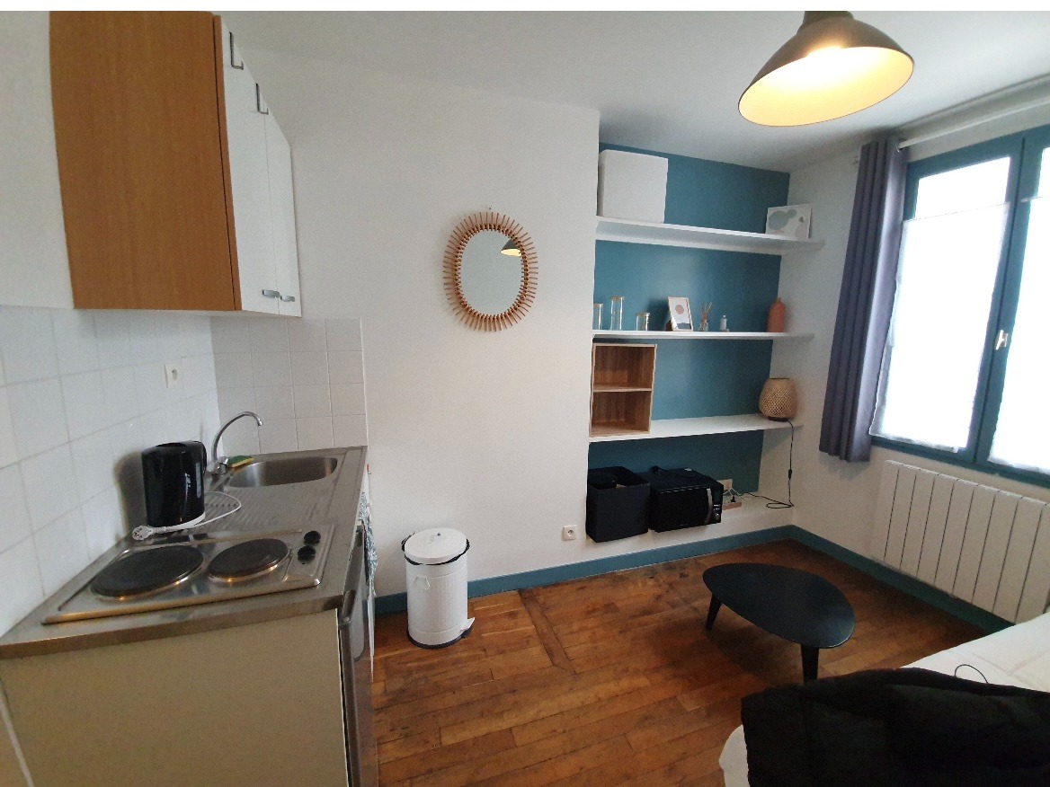 Charming studio with abbesses with open screws! 1
