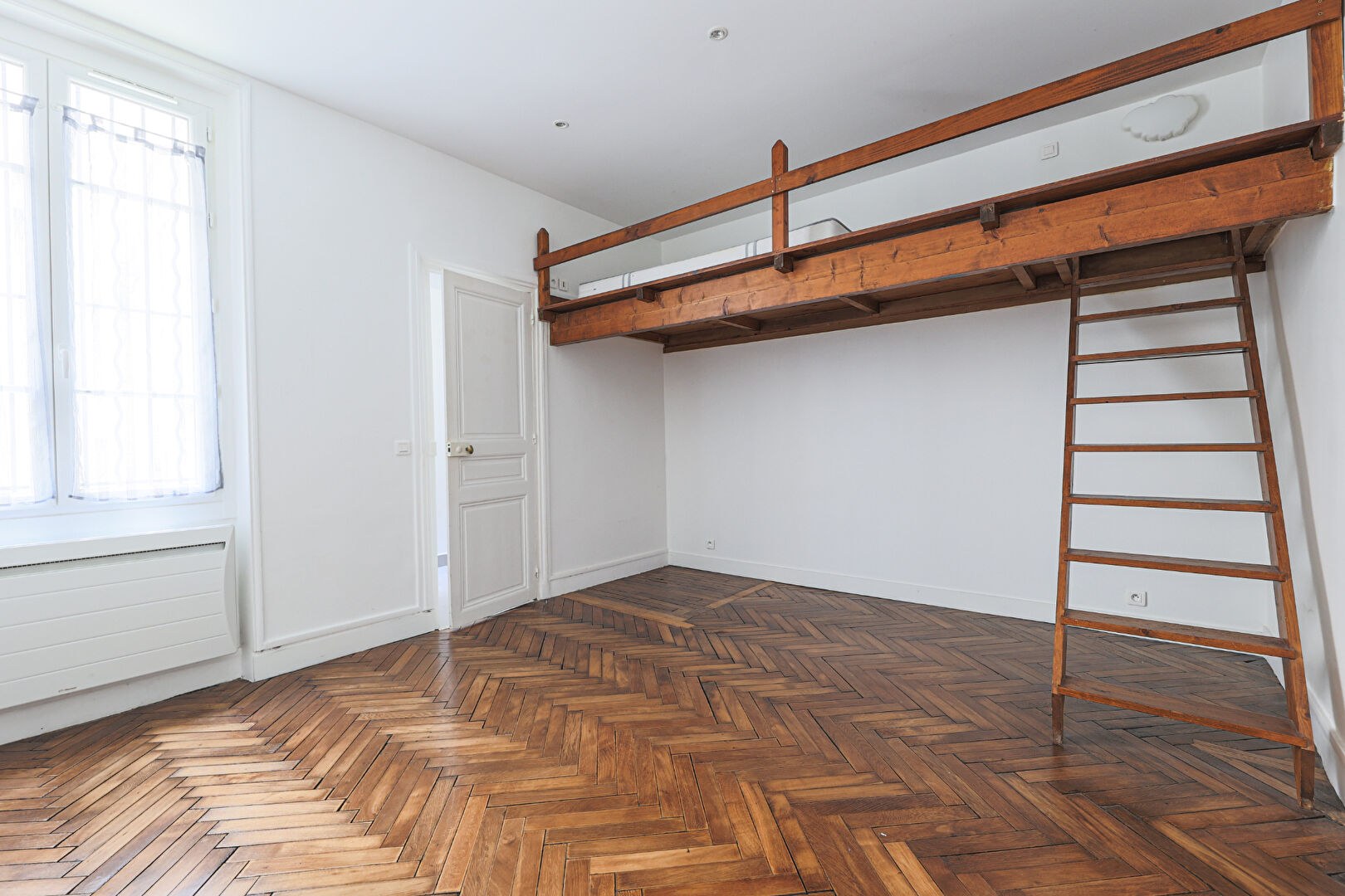 Jules Joffrin / Rue Simart Grand Studio very good condition 2