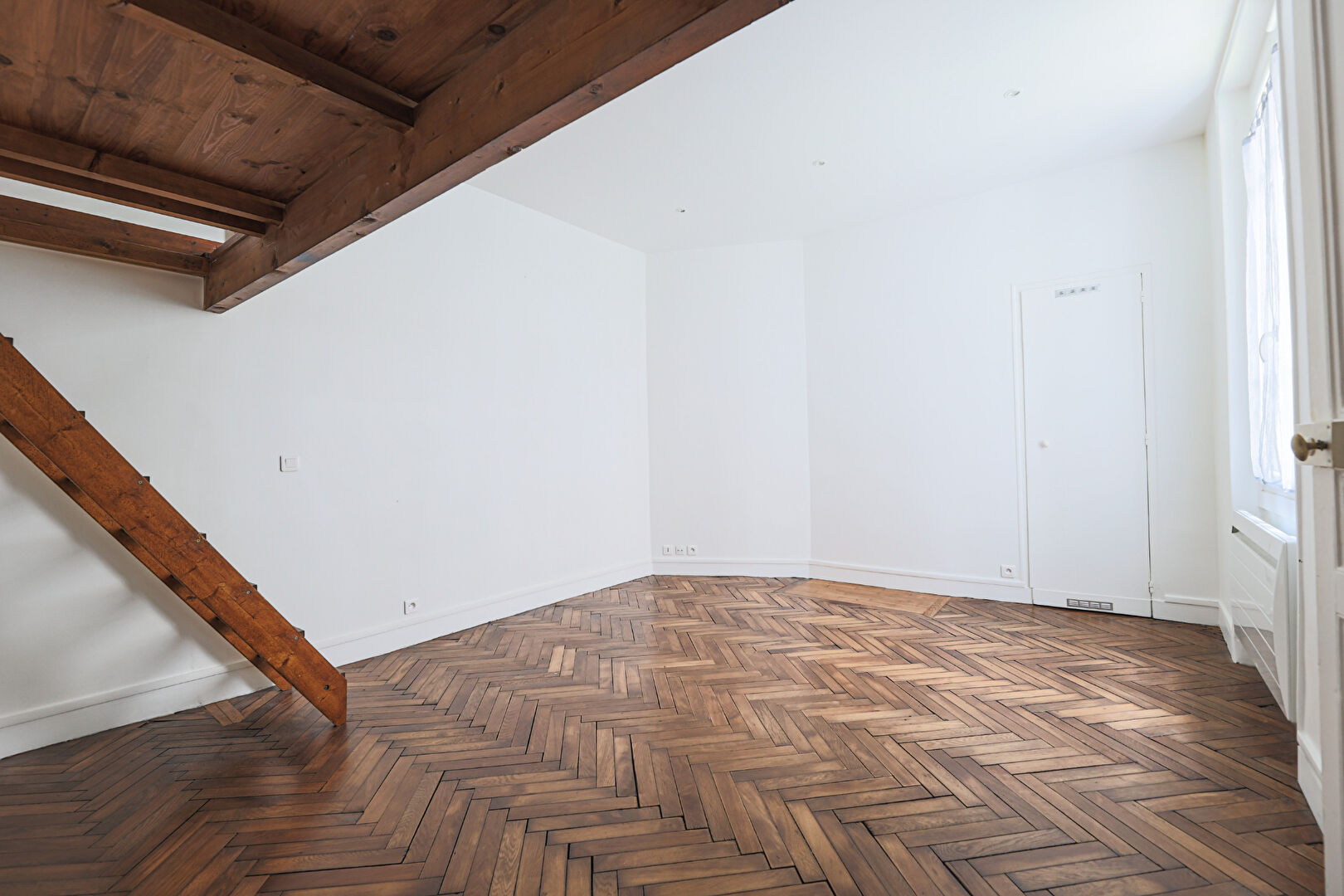 Jules Joffrin / Rue Simart Grand Studio very good condition 7