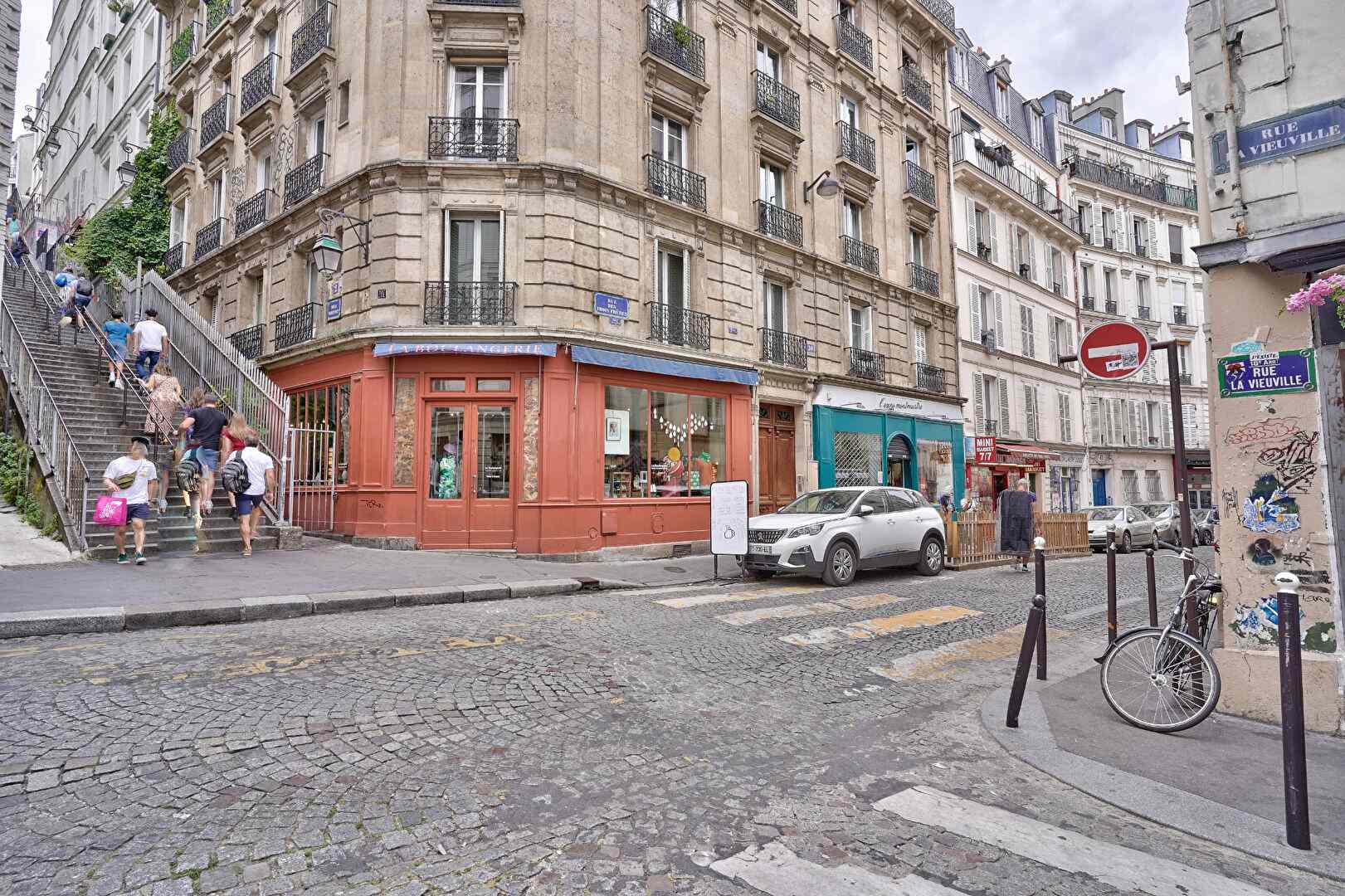 Two pieces in the heart of the abbesses! 17