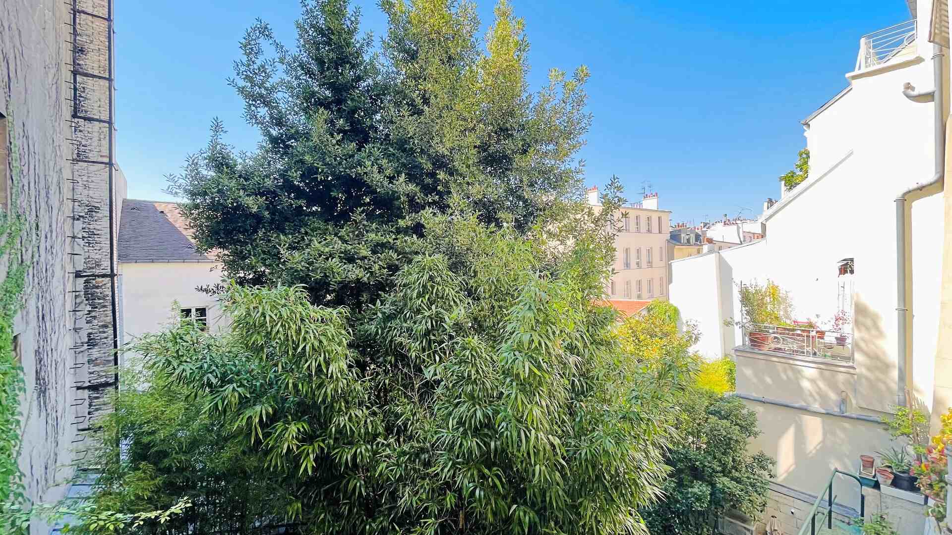Montmartre, charmant studio donnant plein sud sur des jardins : le calme absolu ! 1