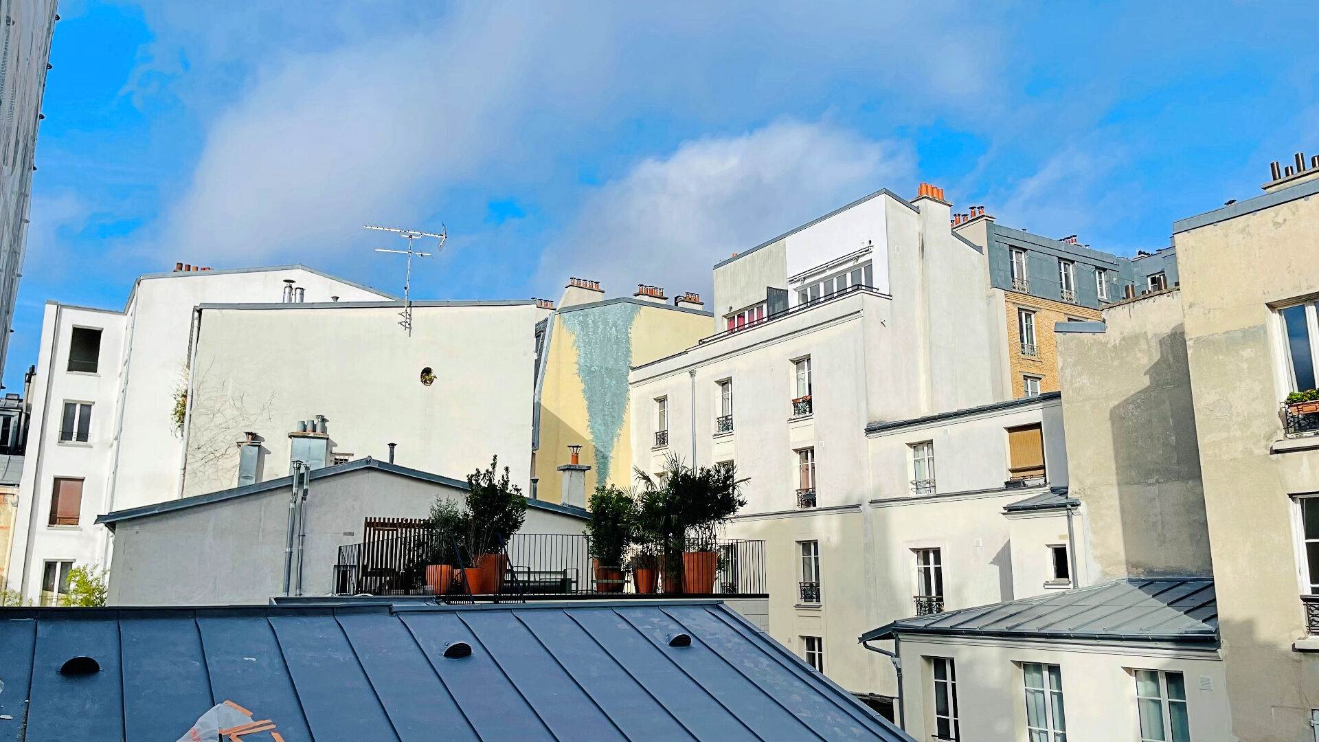 Studio de charme aux Abbesses avec vis à vis ouvert ! 1