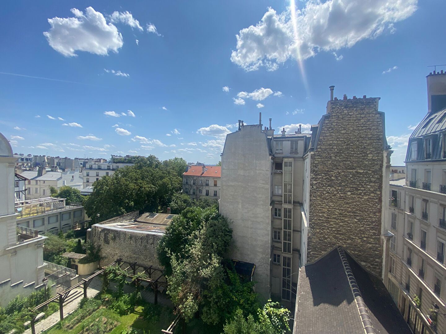 Appartement au coeur des Abbesses avec vue dégagée ! 1