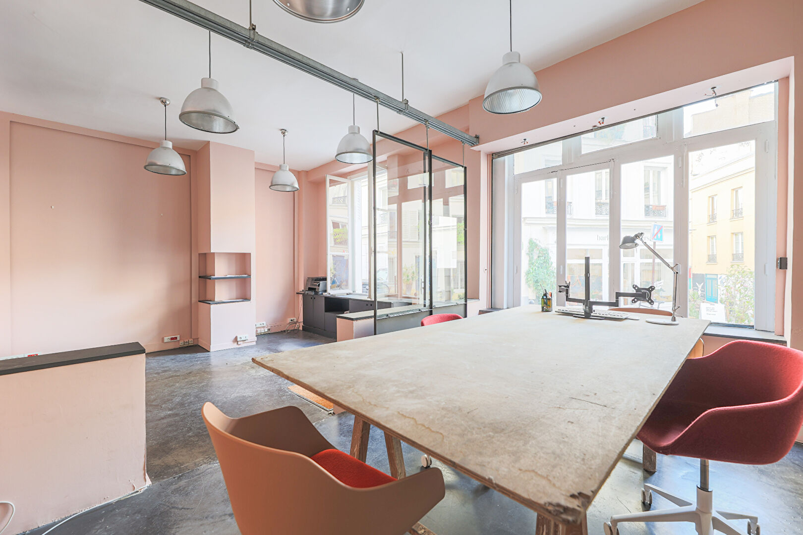 Exceptionnel à Montmartre : beau local commercial de 107.13 M² + 3 grandes caves ! 1
