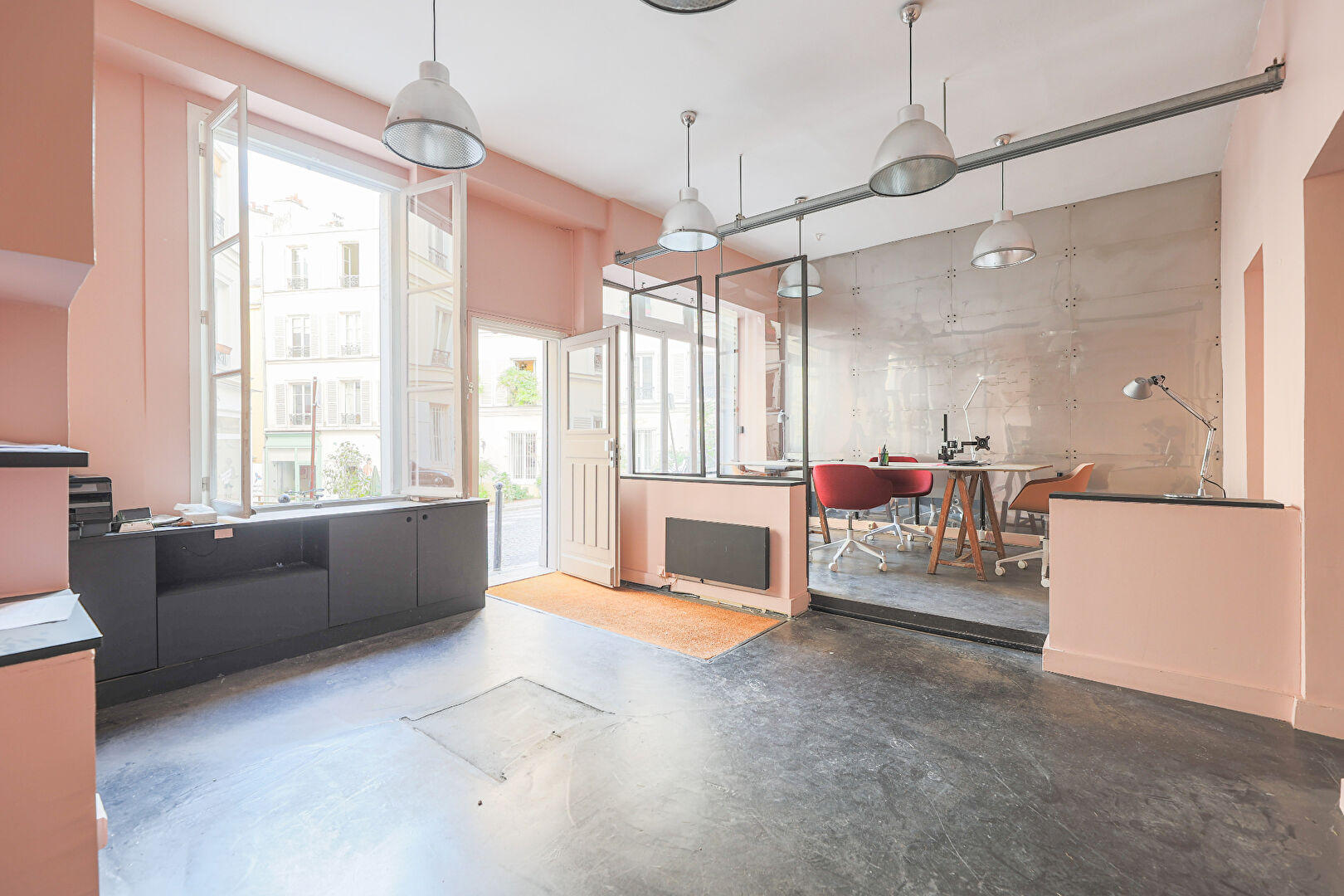 Exceptionnel à Montmartre : beau local commercial de 107.13 M² + 3 grandes caves ! 1