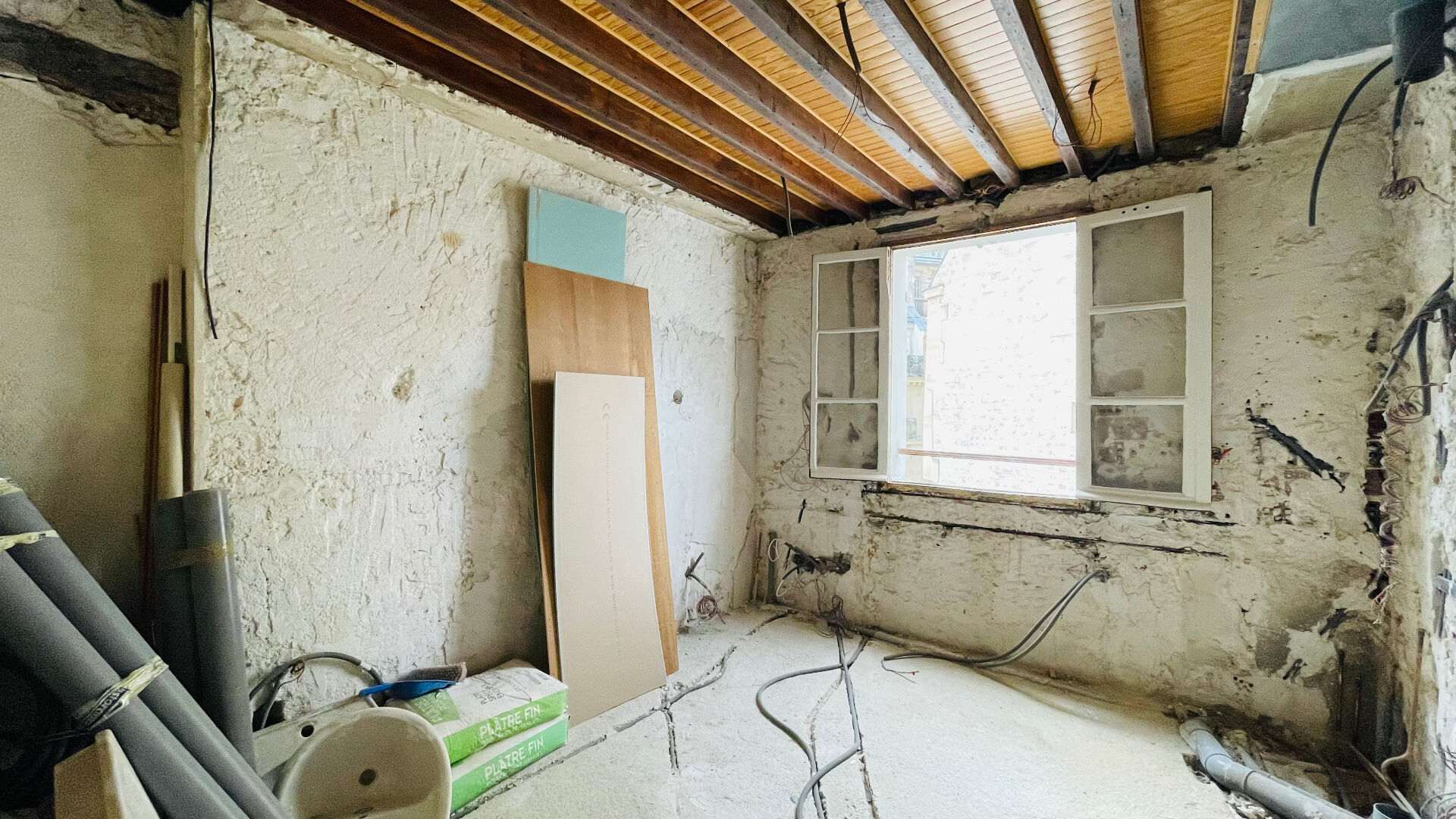 Rare : studio à rénover en 4e et dernier étage d’un bel immeuble ancien ! 1