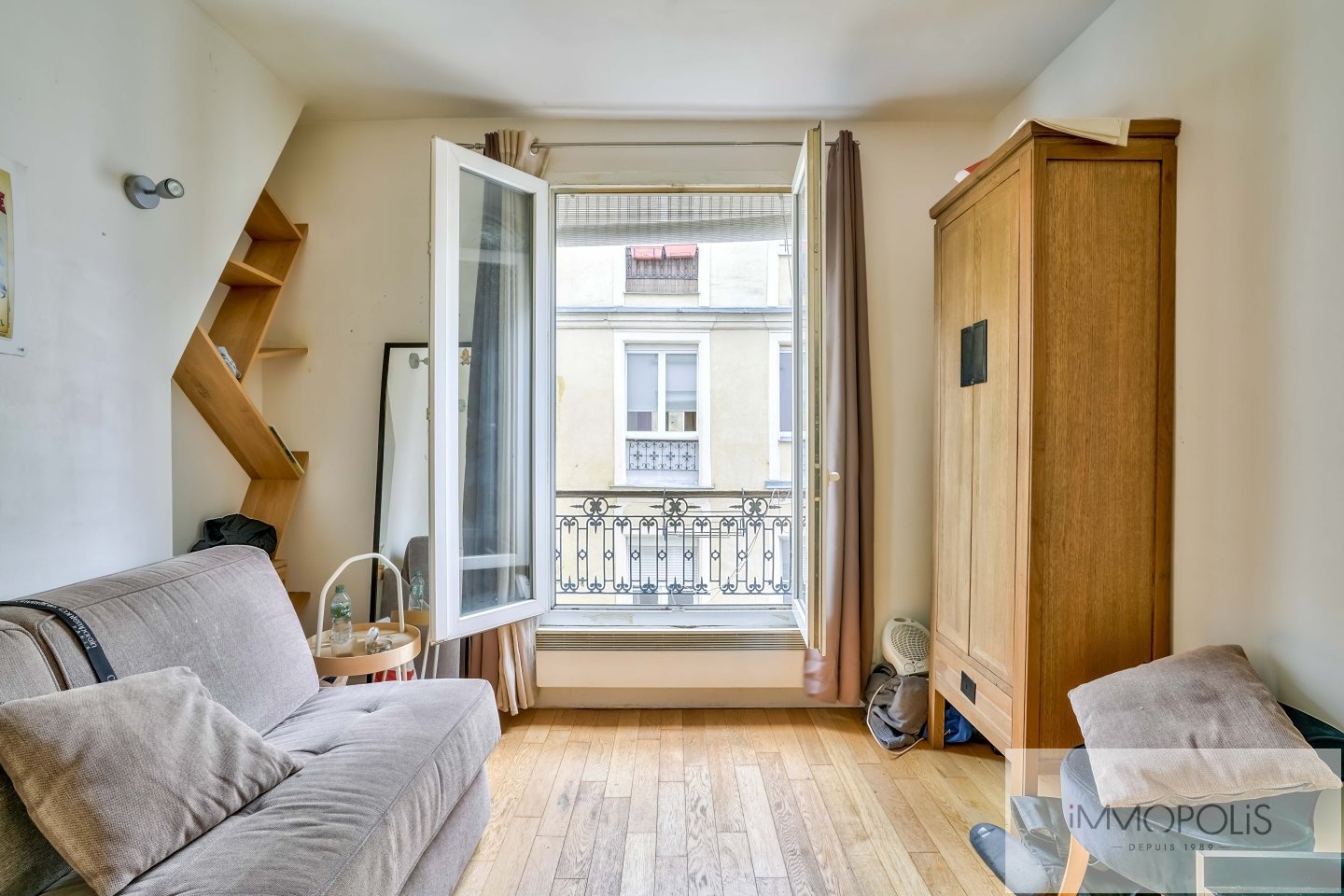 Rue Burq en plein coeur des Abbesses. 1