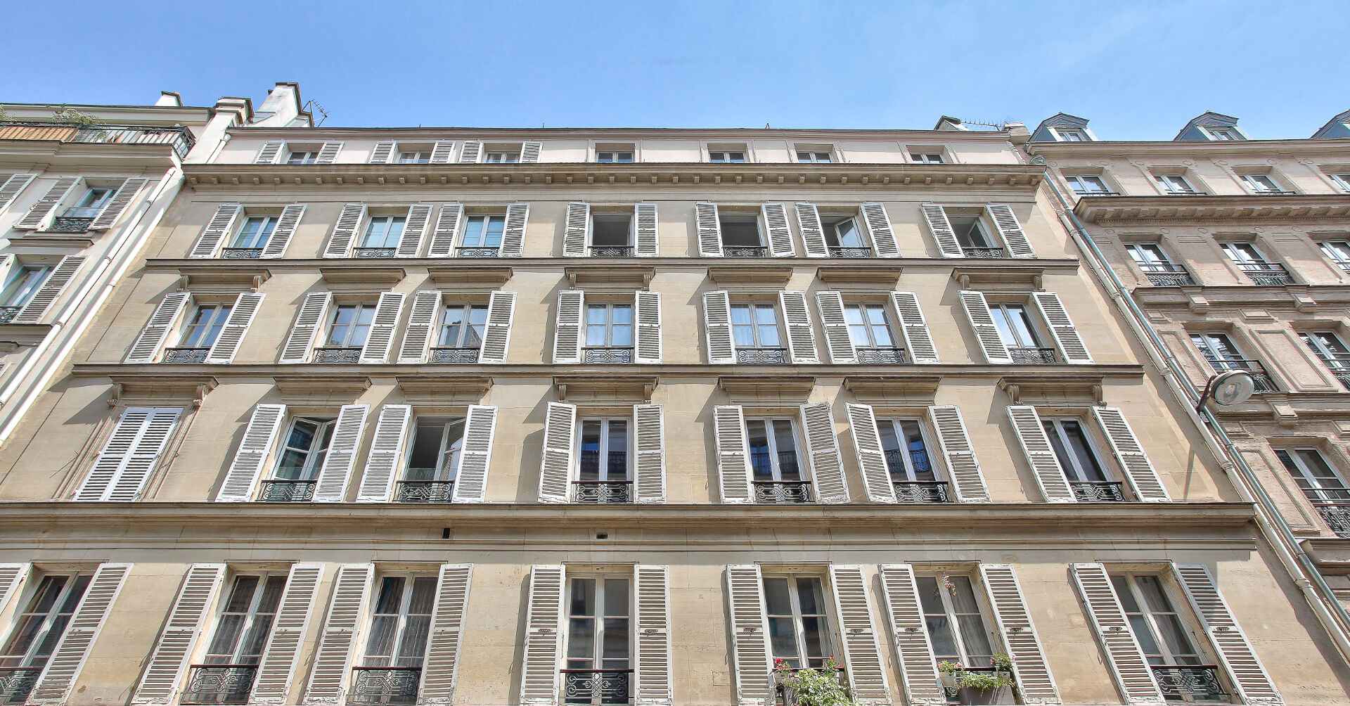 Charming family apartment refurbished, 57.23m² on the 1st floor with elevator, rue de Dunkerque 1