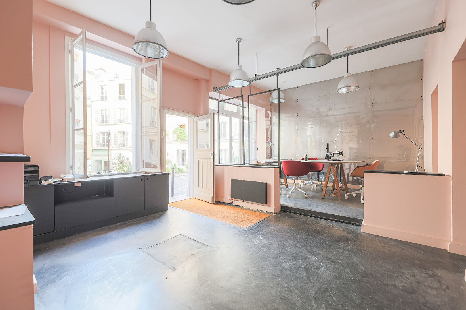 Exceptional in Montmartre: Beautiful commercial premises of 107.13 m² + 3 large cellars! 1
