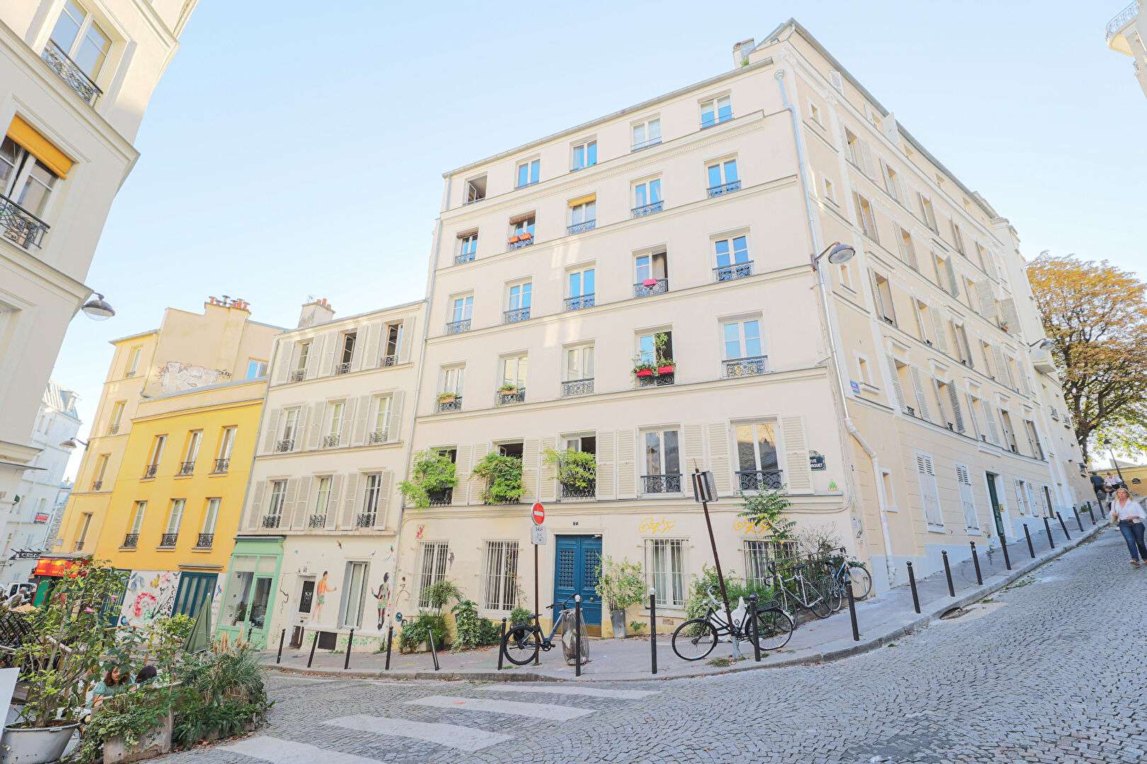 Exceptional in Montmartre: Beautiful commercial premises of 107.13 m² + 3 large cellars! 1
