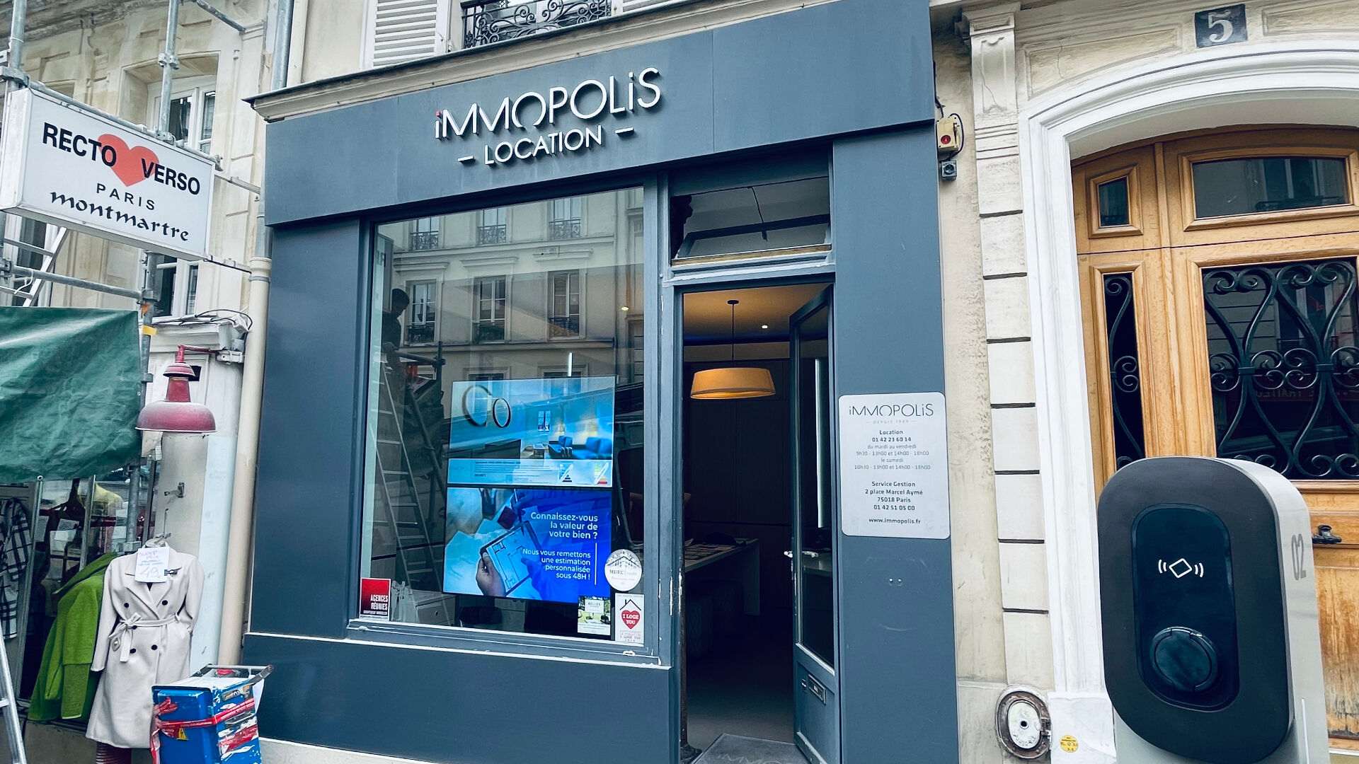 Very good location sought after in Abbesses, rue Ravignan: Beautiful commercial premises fitted out in offices in perfect condition! 1