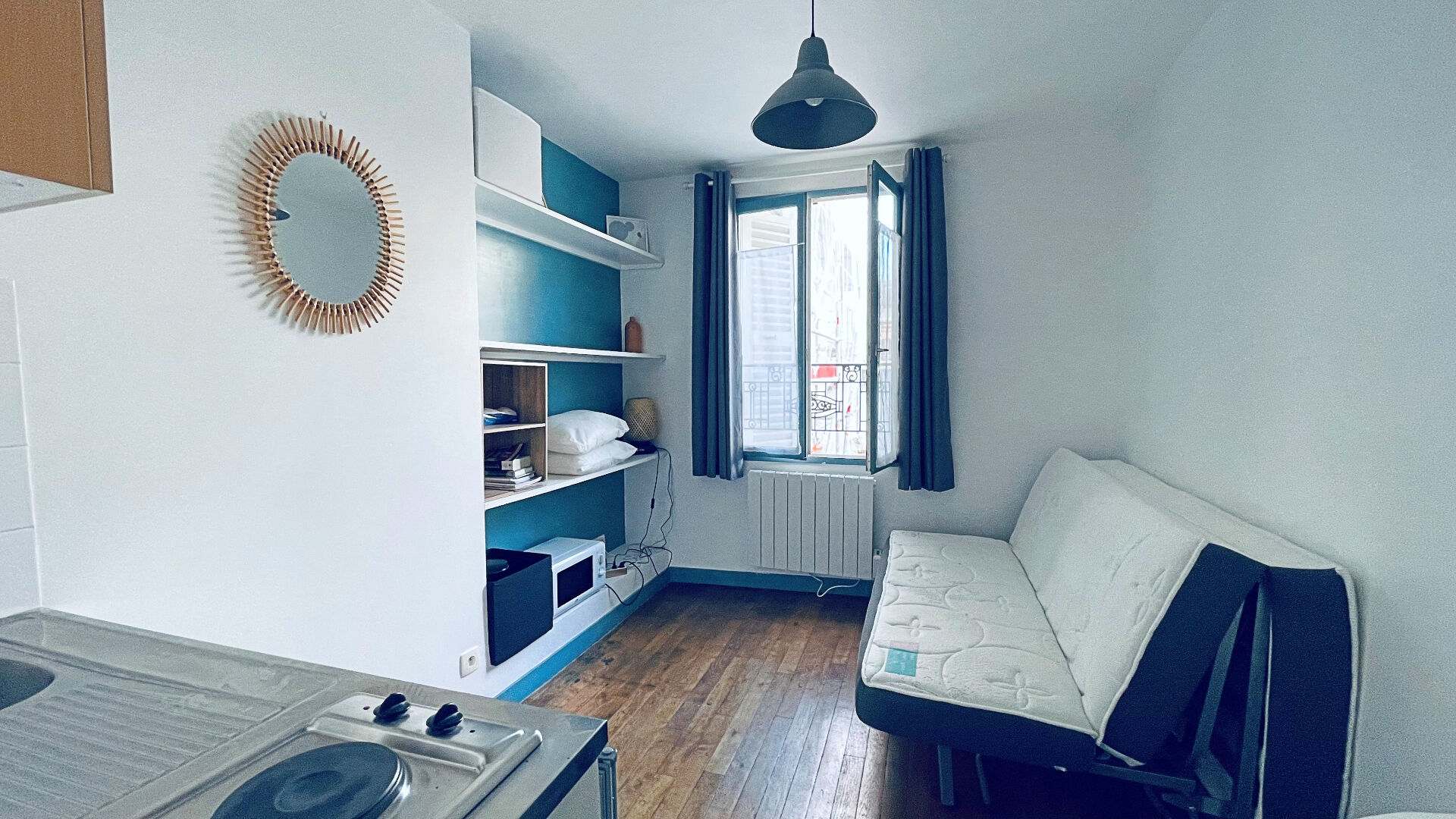 Charming studio with abbesses with open screws! 1