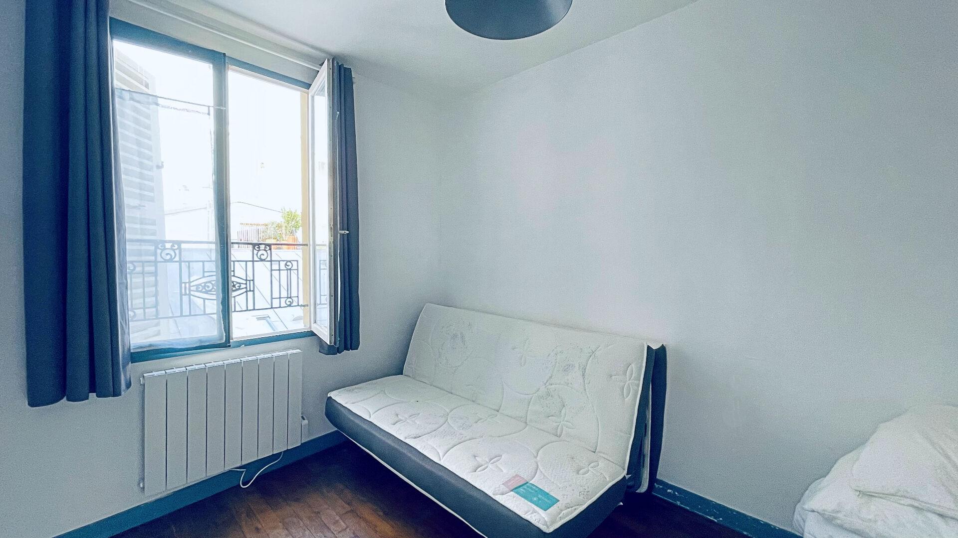 Charming studio with abbesses with open screws! 3