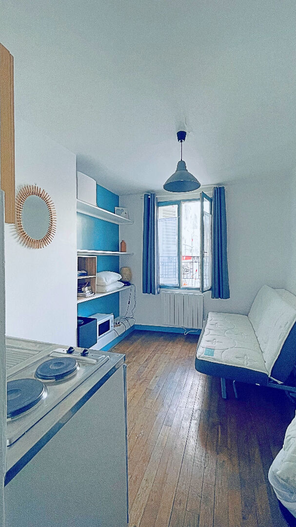 Charming studio with abbesses with open screws! 5