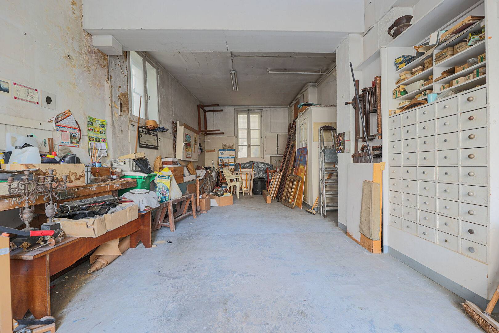 Rare in Montmartre: spacious commercial premises of 107.13 m² with 3 vast cellars! 12