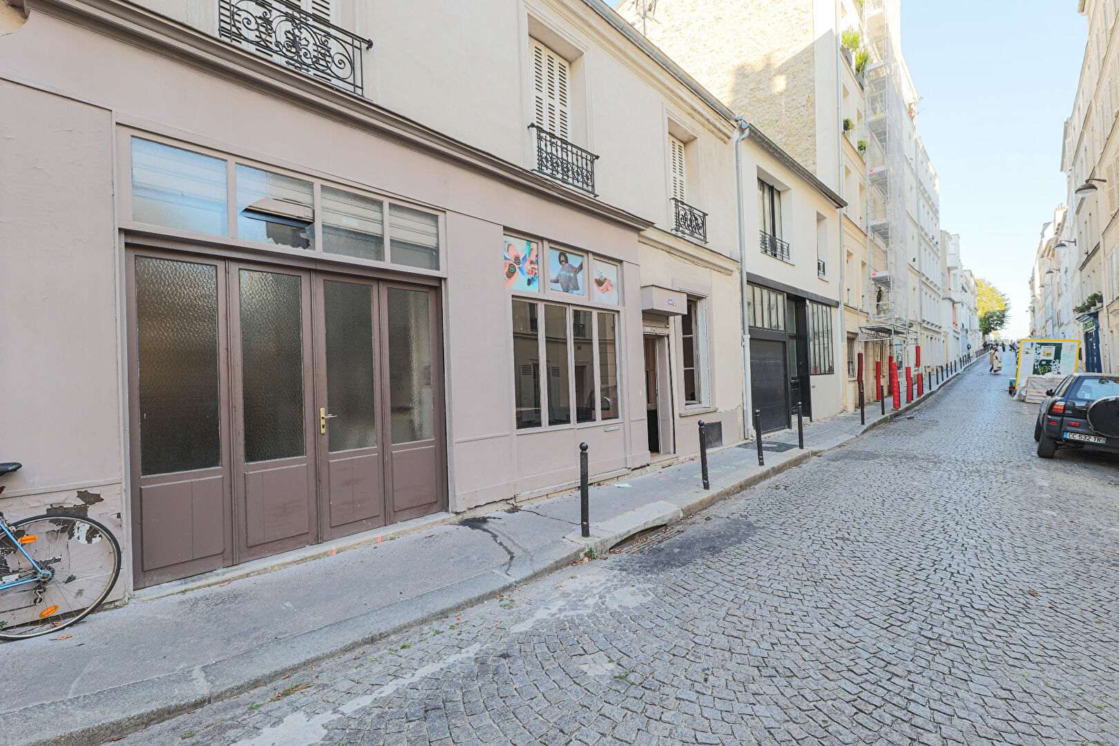 Rare in Montmartre: large commercial premises of 107.13 m² with 3 large cellars, possibility of transformation into superb family apartment! 1