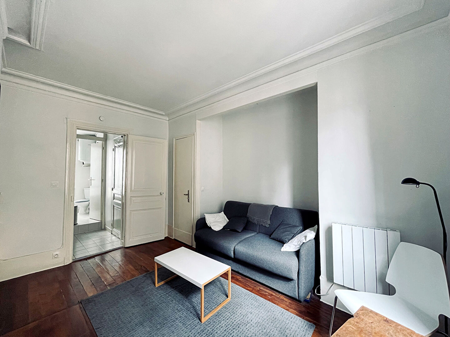 Charming bright studio with dressing room, crossing on quiet street and interior courtyard, in the heart of Montmartre 1