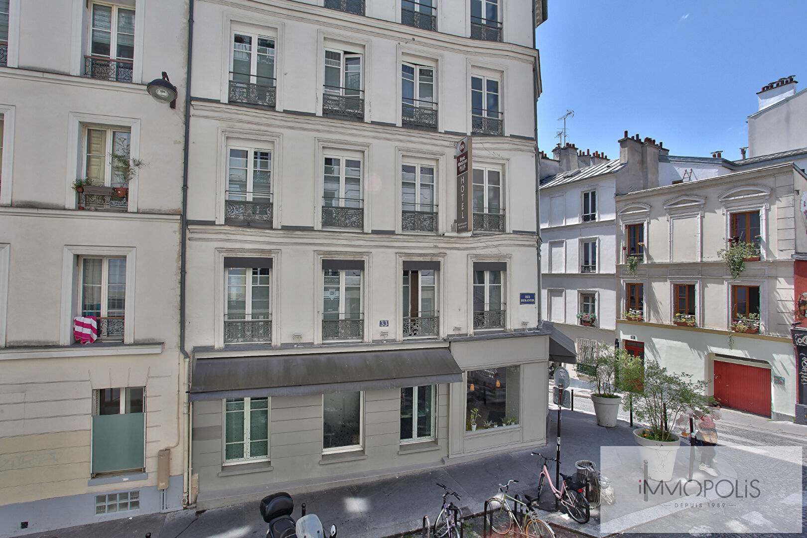In the heart of the Abbesses, charming 2 rooms of 22.97 m² with optimized arrangement! 1