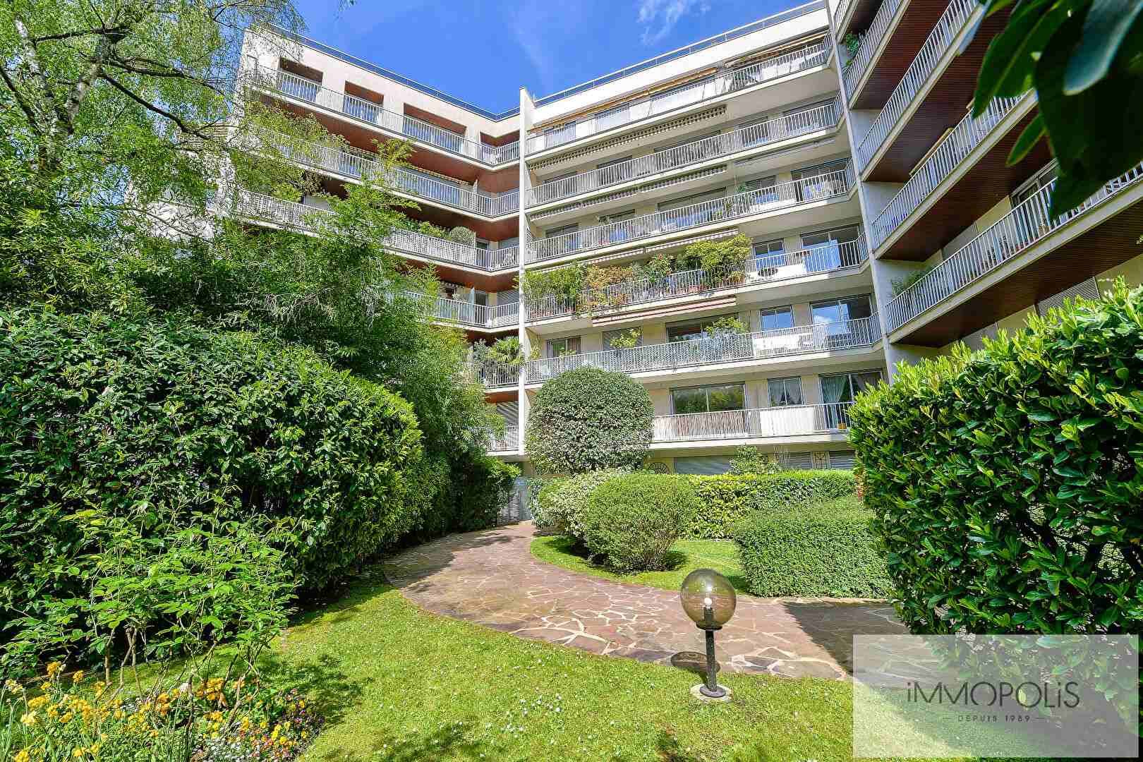 Bright family apartment with bay windows, balcony/terrace and parking spaces in Neuilly-sur-Seine 1