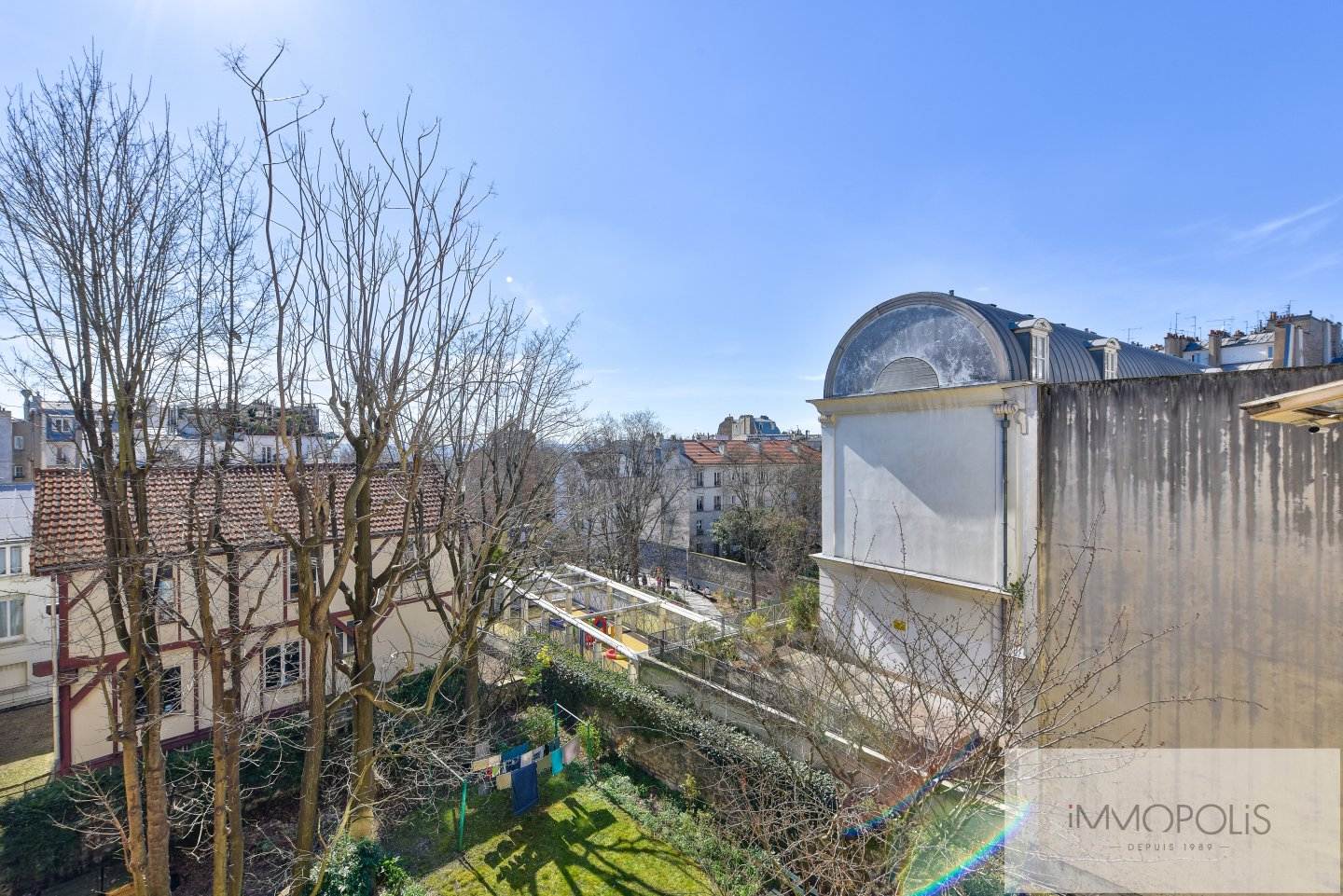 Duplex avec vue dégagée en plein coeur des Abbesses. 4
