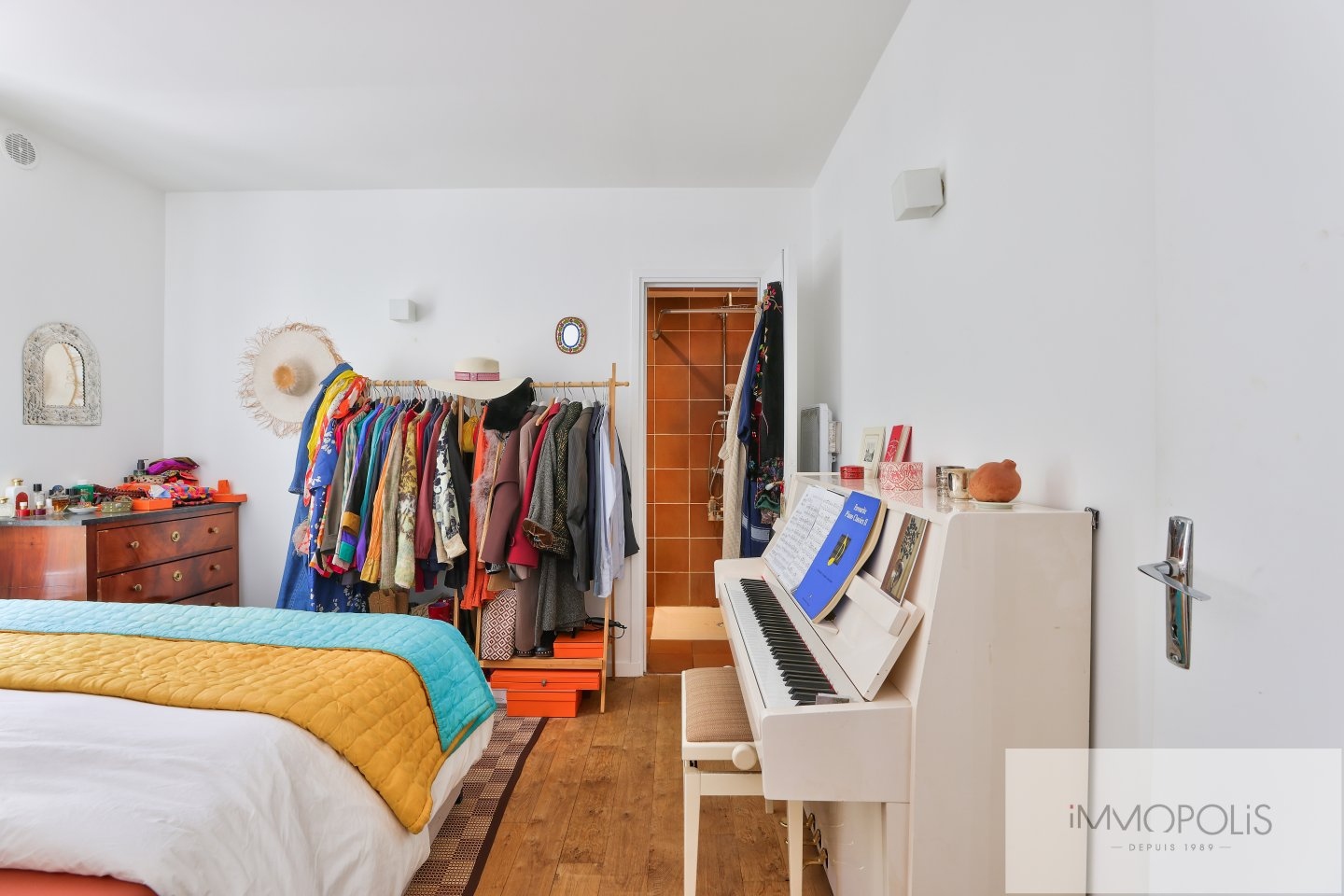 « Comme une maison » Avenue Junot. Off-market. 15